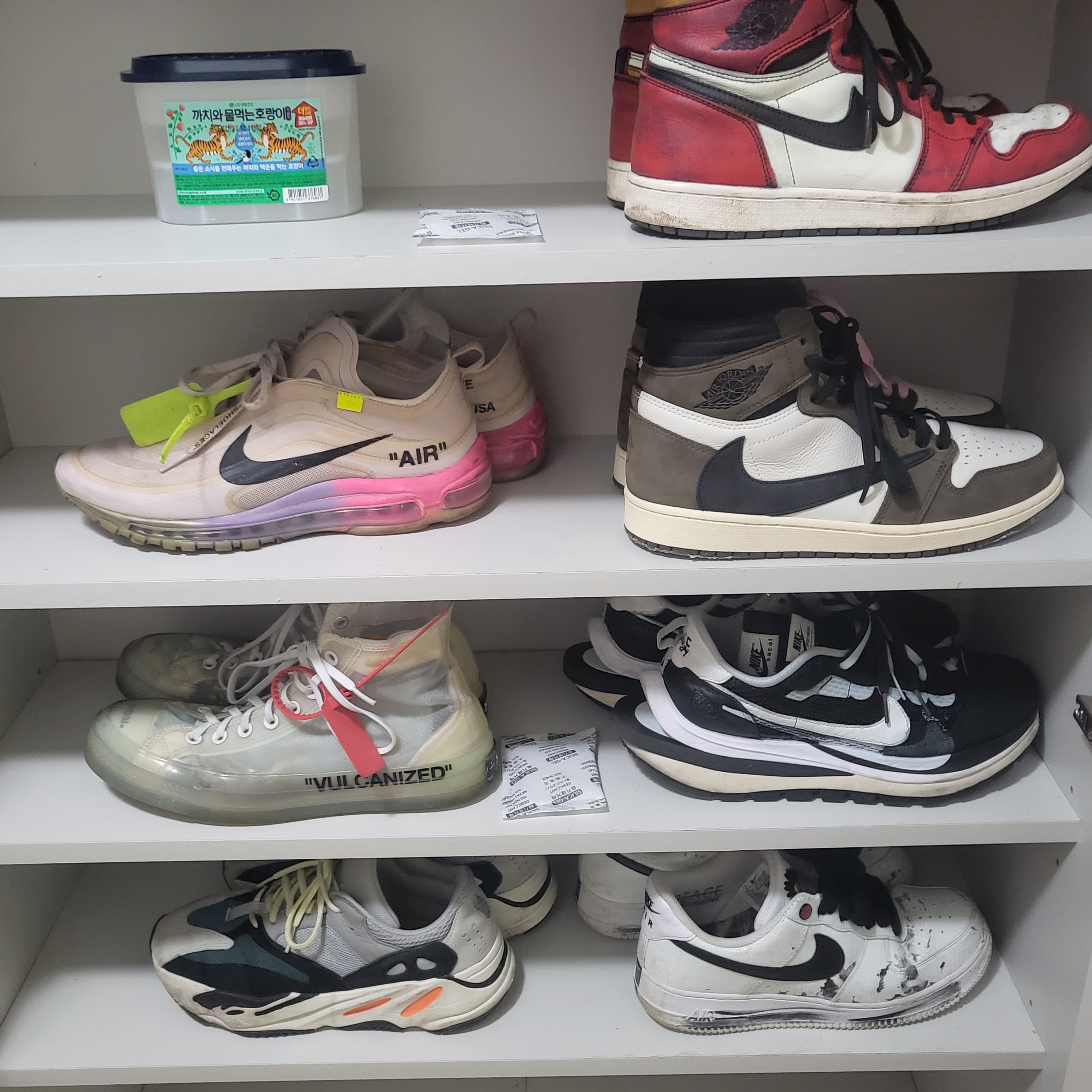 Jordan 1 x Travis Scott Retro High OG SP Mocha, Nike x Off-White Air Max 97 Elemental Rose Serena Queen 착용 스타일