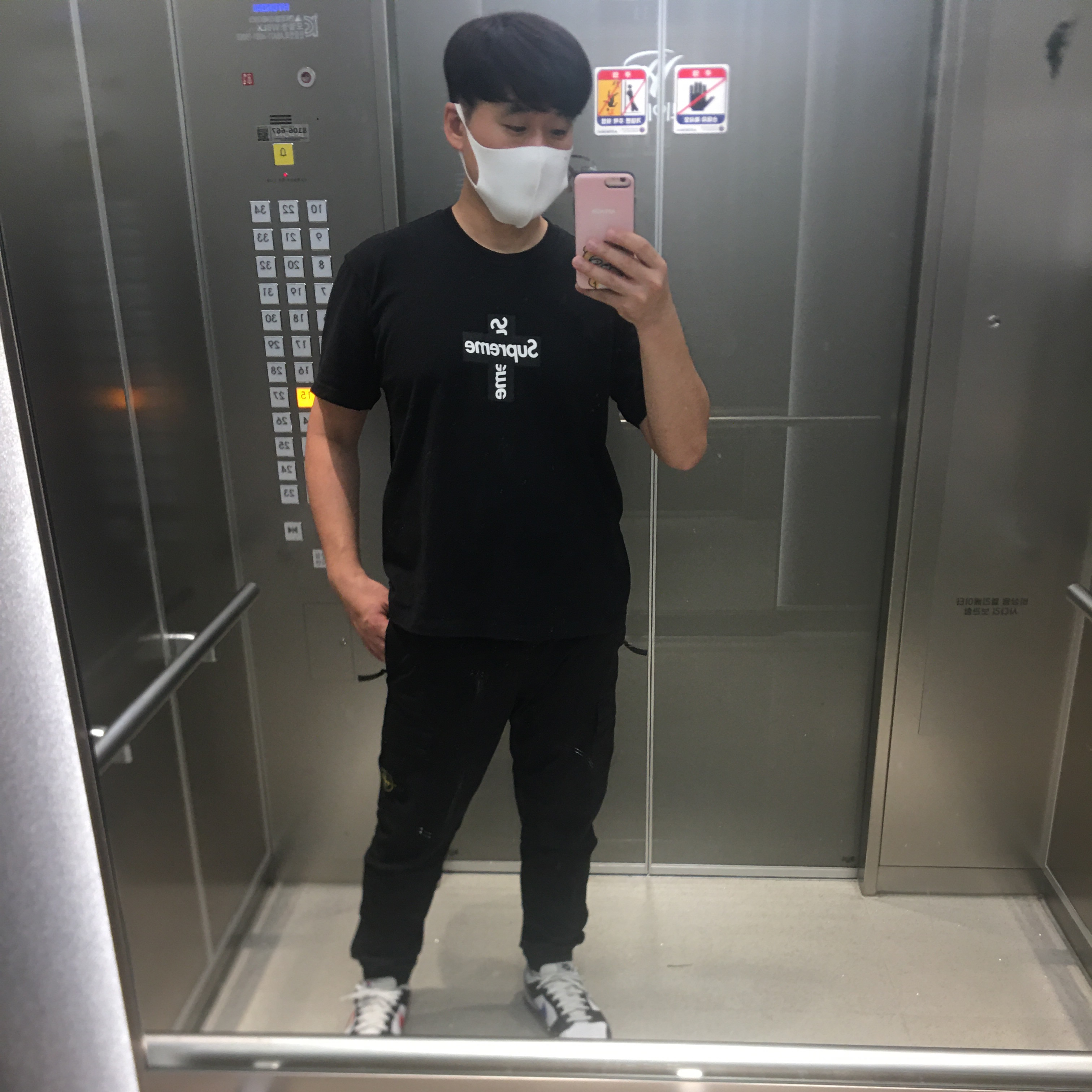Supreme Cross Box Logo T-Shirt Black - 20FW, Stone Island 31303 Stretch Cotton Tela Paracadute Cargo Pants Black - 22SS 착용 스타일