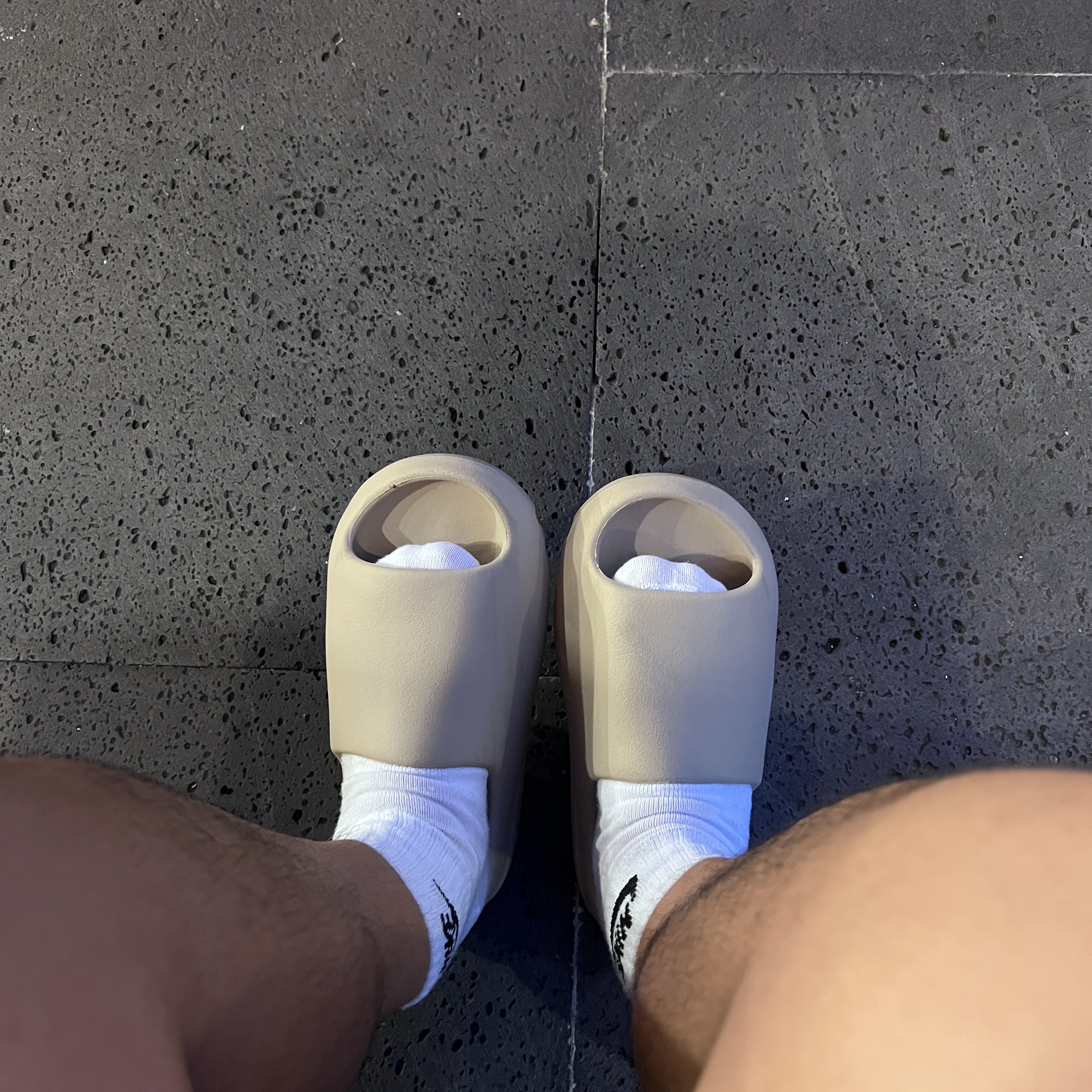 Adidas Yeezy Slide Pure - Re-Release Ver. 착용 스타일