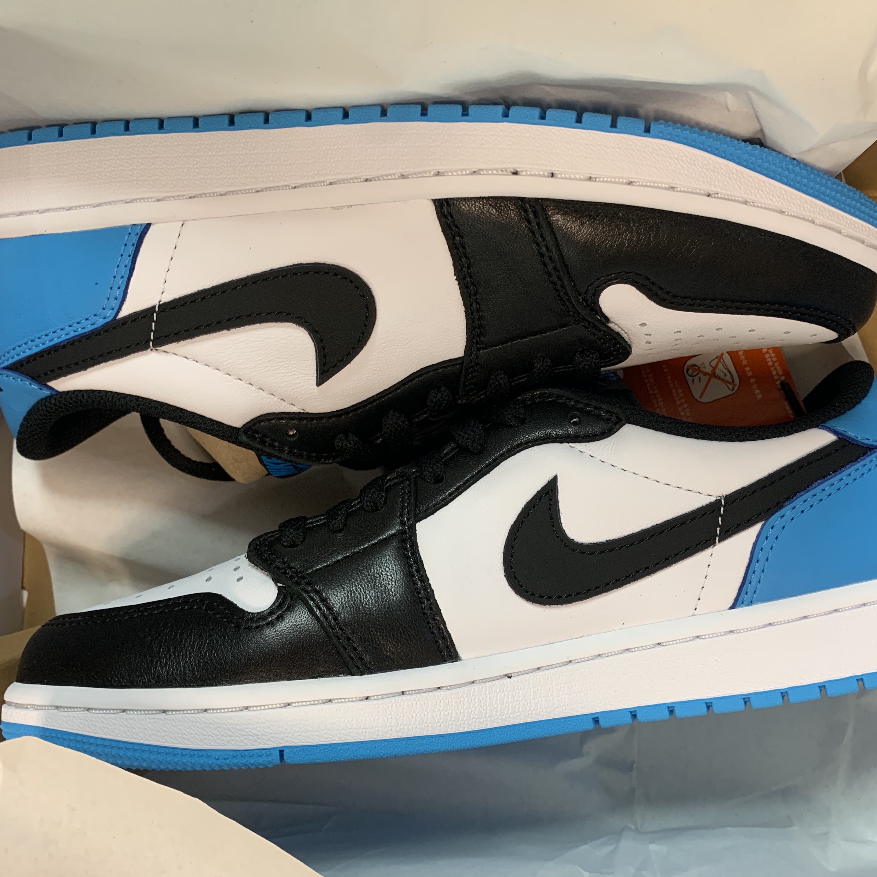 Jordan 1 Retro Low OG Black and Dark Powder Blue 착용 스타일