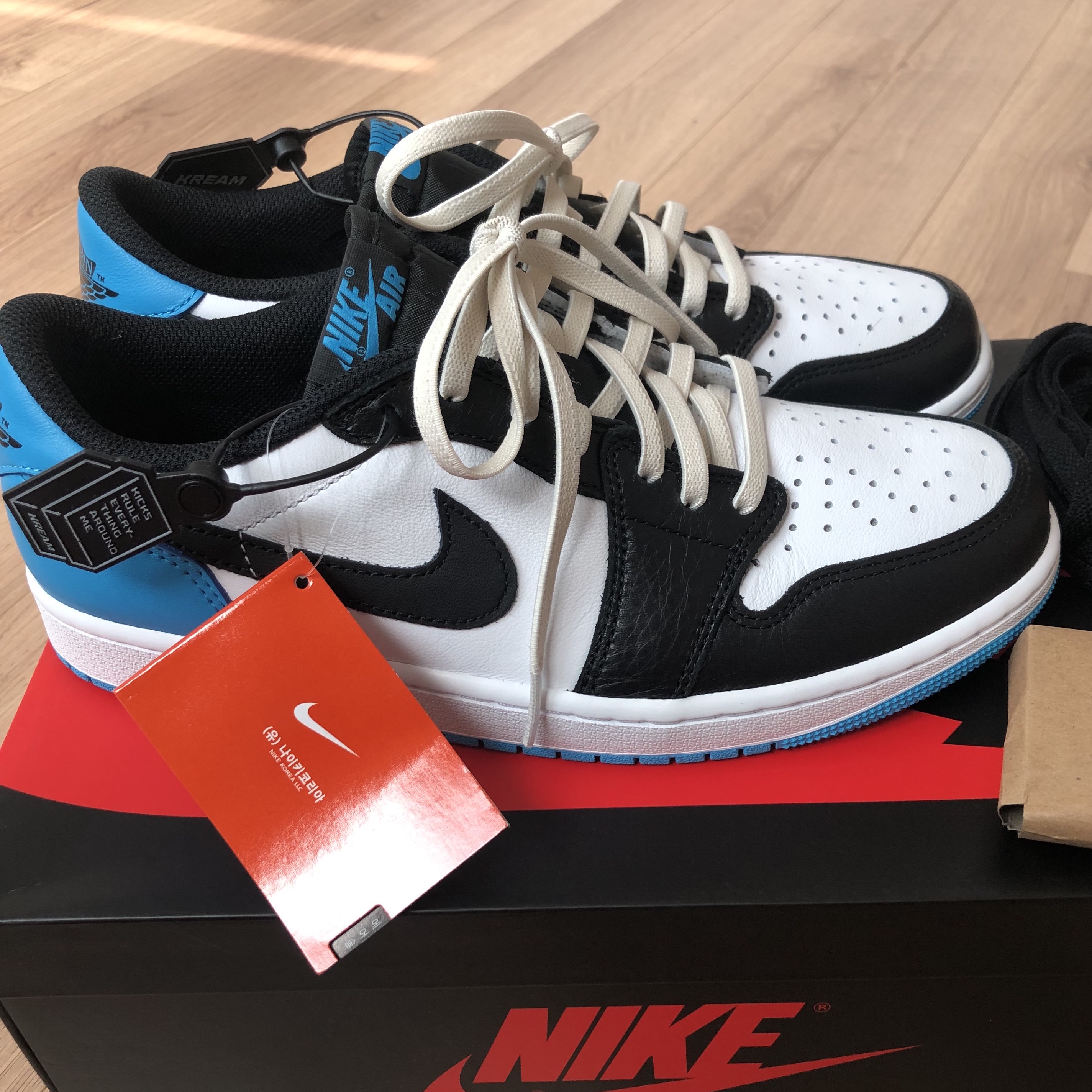 Jordan 1 Retro Low OG Black and Dark Powder Blue 착용 스타일