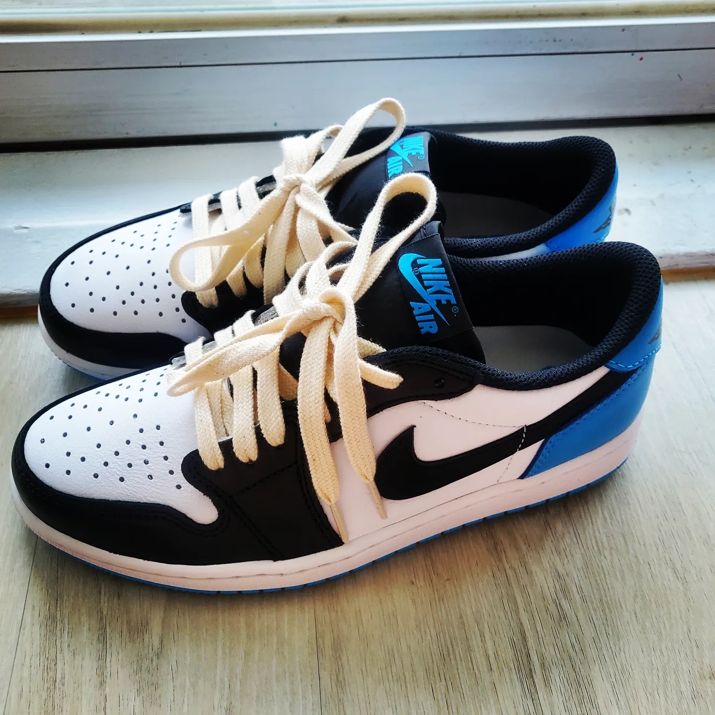 Jordan 1 Retro Low OG Black and Dark Powder Blue 착용 스타일 - 2