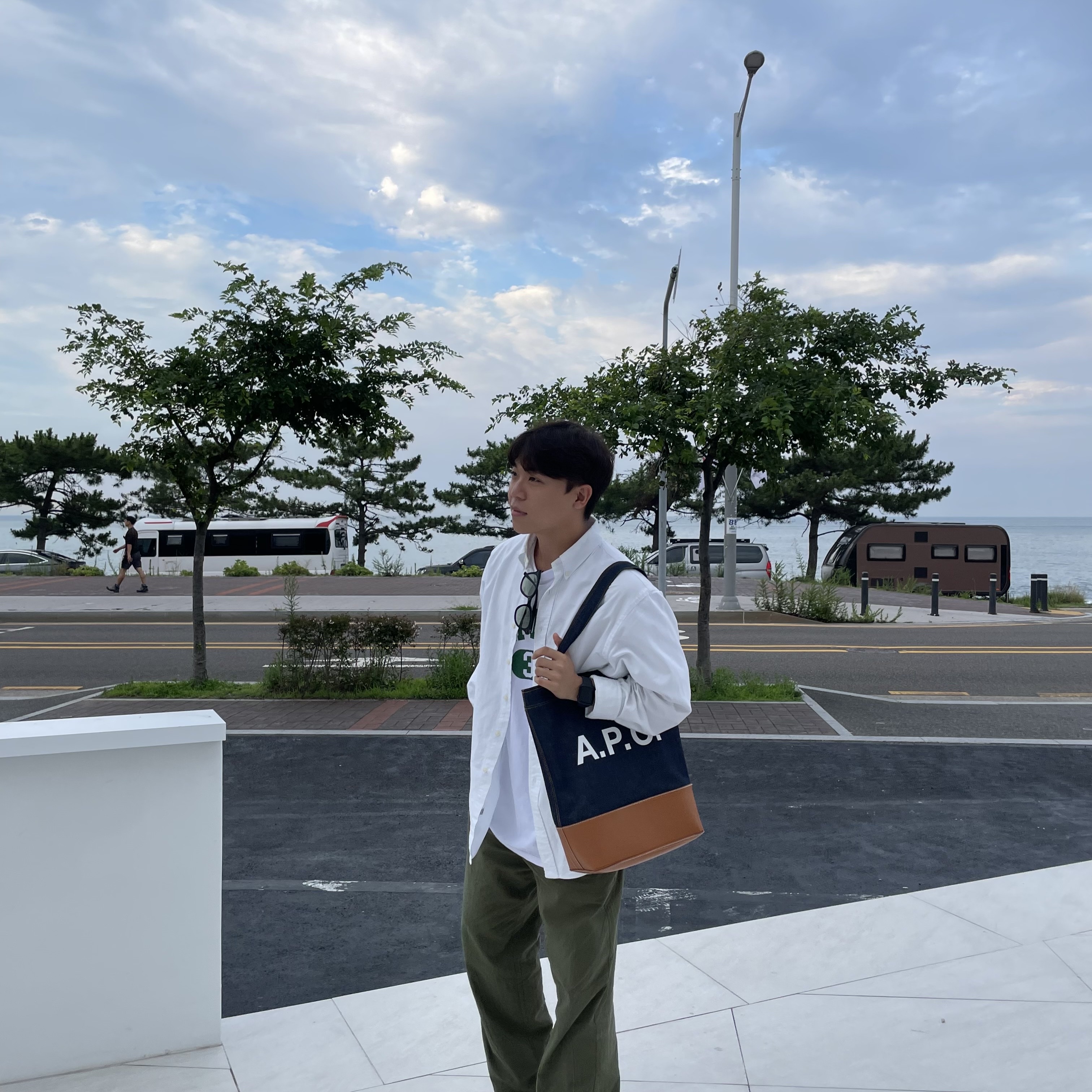 A.P.C. Axelle Tote Bag Denim Caramel, Keen Shanti Black Dawn Blue 착용 스타일 - 2
