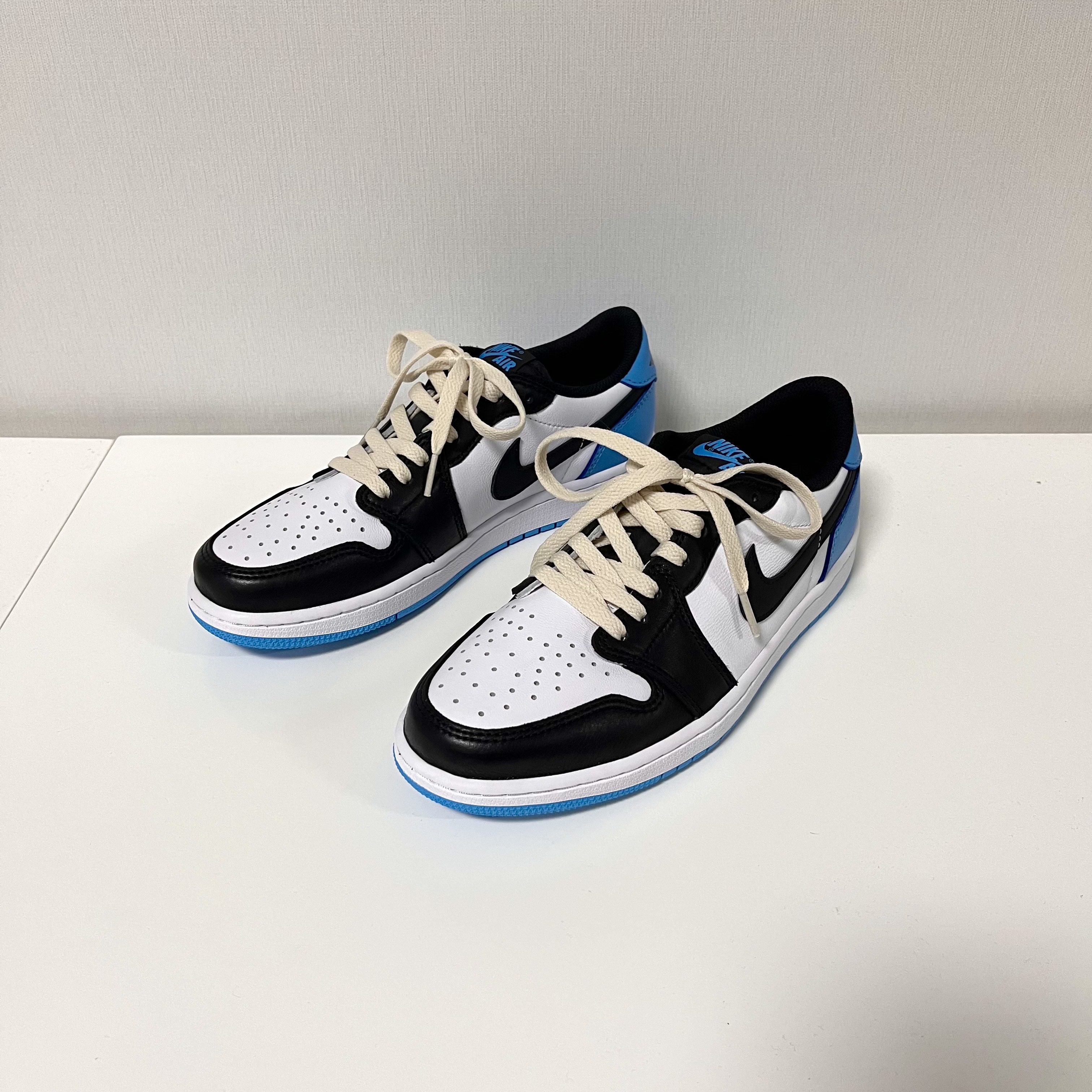 Jordan 1 Retro Low OG Black and Dark Powder Blue 착용 스타일 - 2