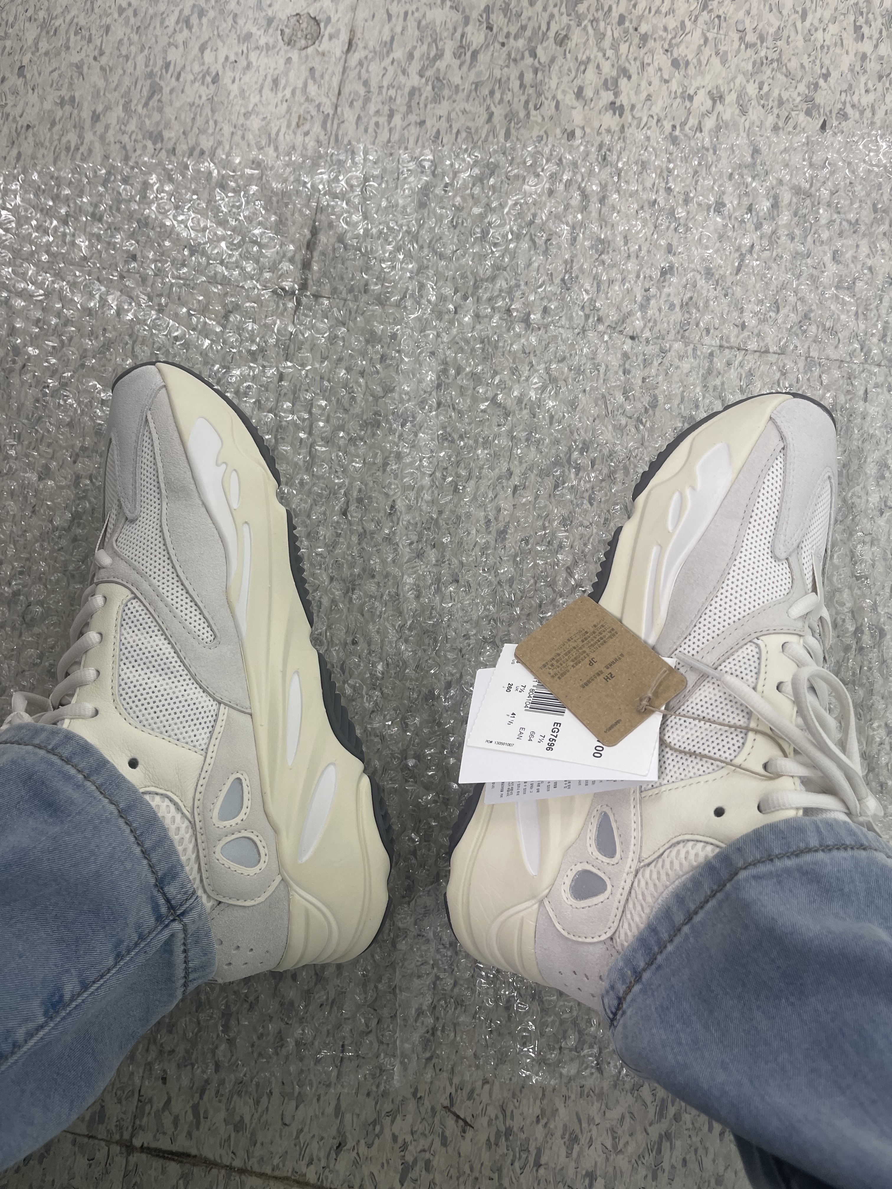 Adidas Yeezy Boost 700 Analog 2022/2023 착용 스타일 - 3