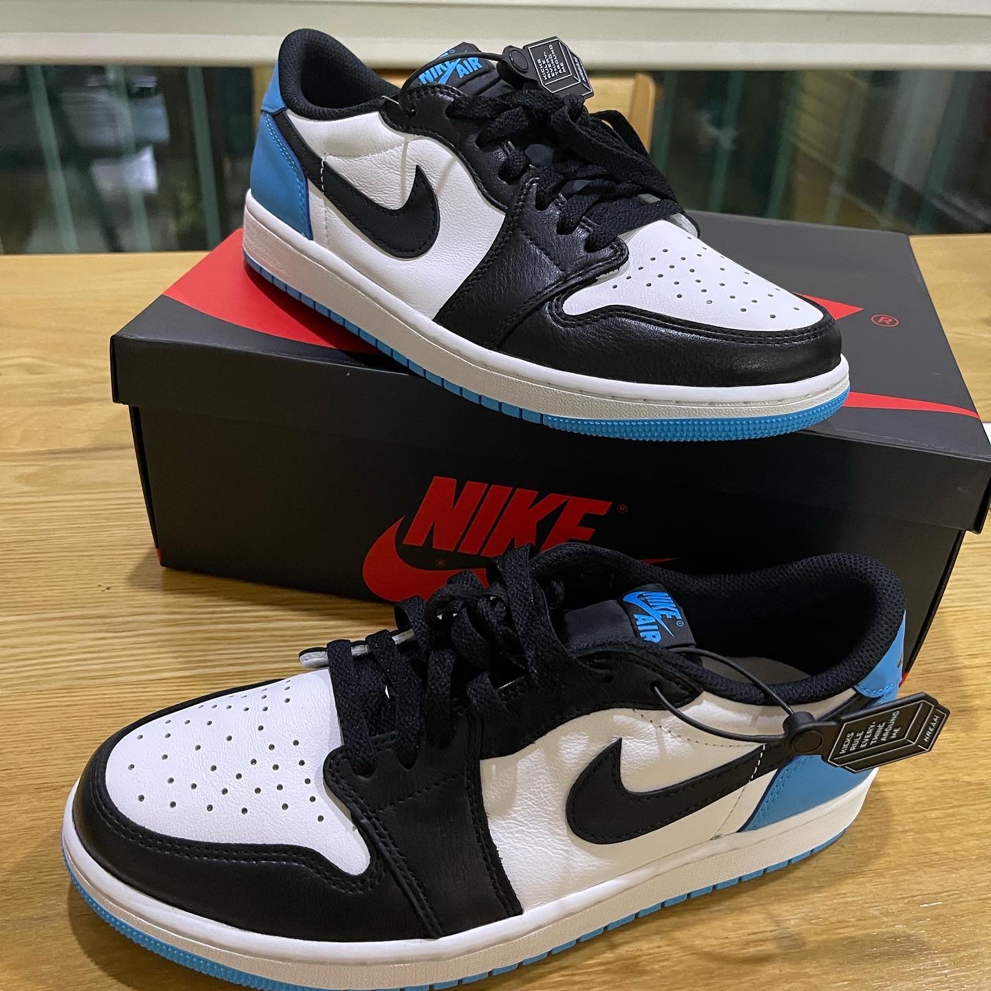 Jordan 1 Retro Low OG Black and Dark Powder Blue 착용 스타일 - 1