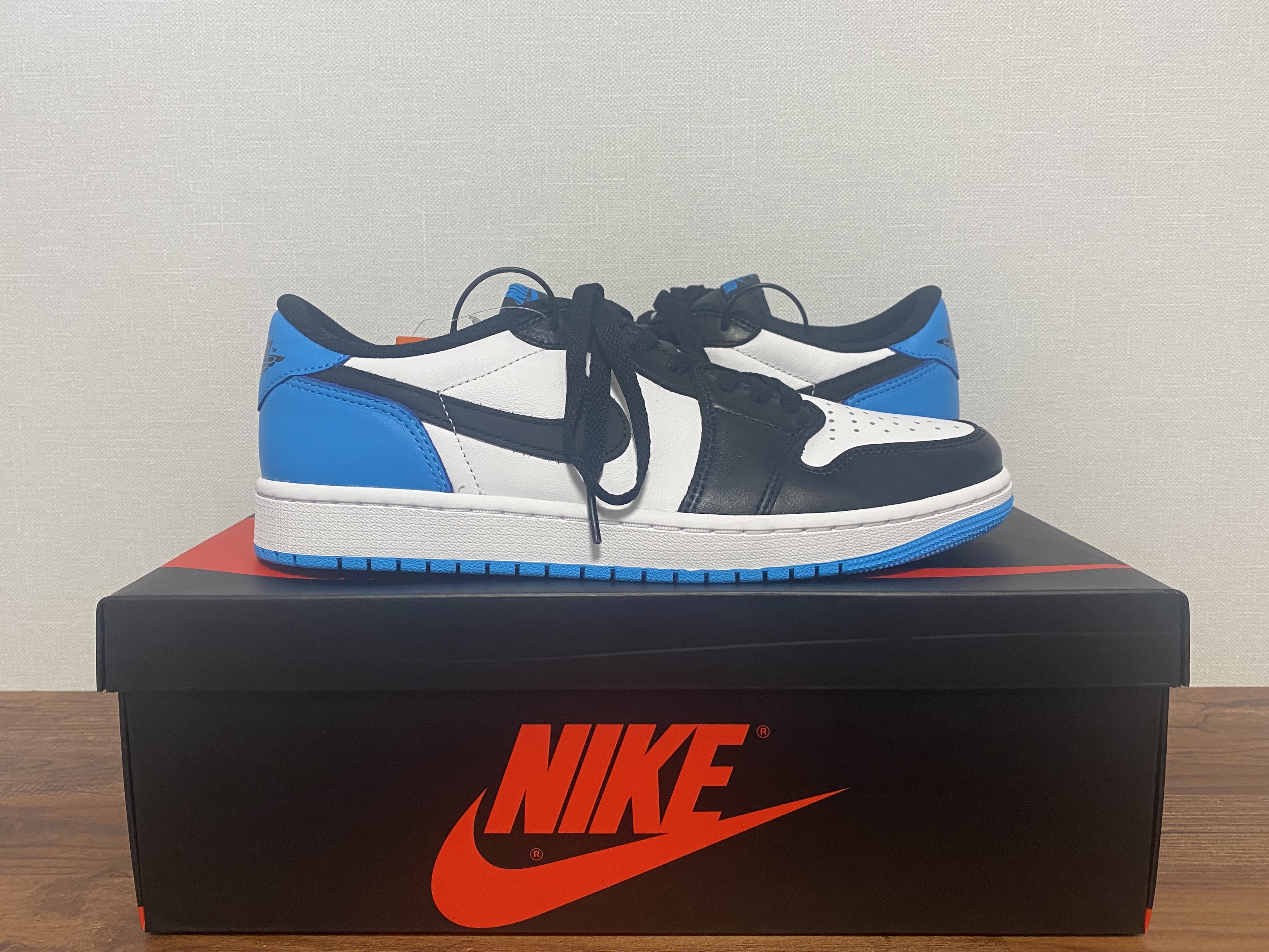Jordan 1 Retro Low OG Black and Dark Powder Blue 착용 스타일 - 4