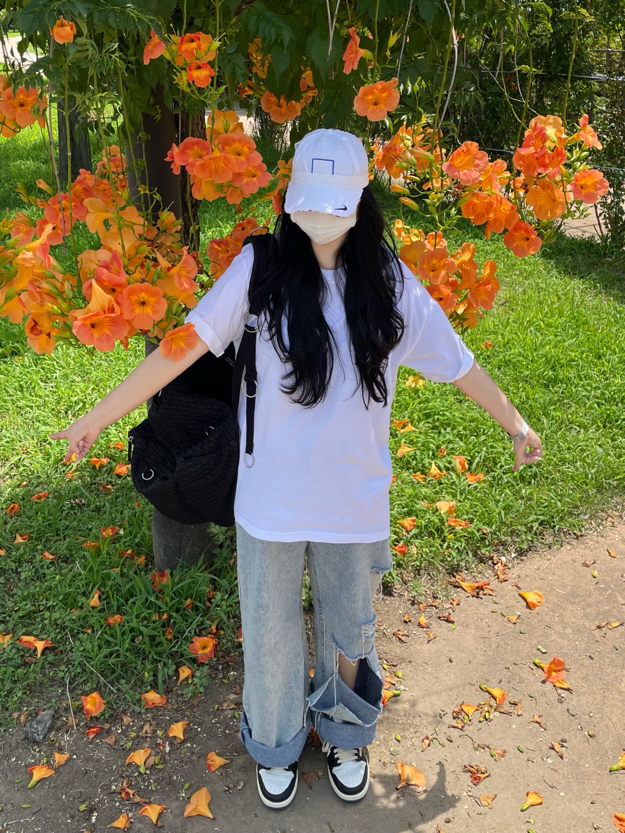 Jordan 1 x Travis Scott x Fragment Retro Low OG SP Military Blue, Stussy x Our Legacy x Denim Tears Stockholm T-Shirt White 착용 스타일 - 1