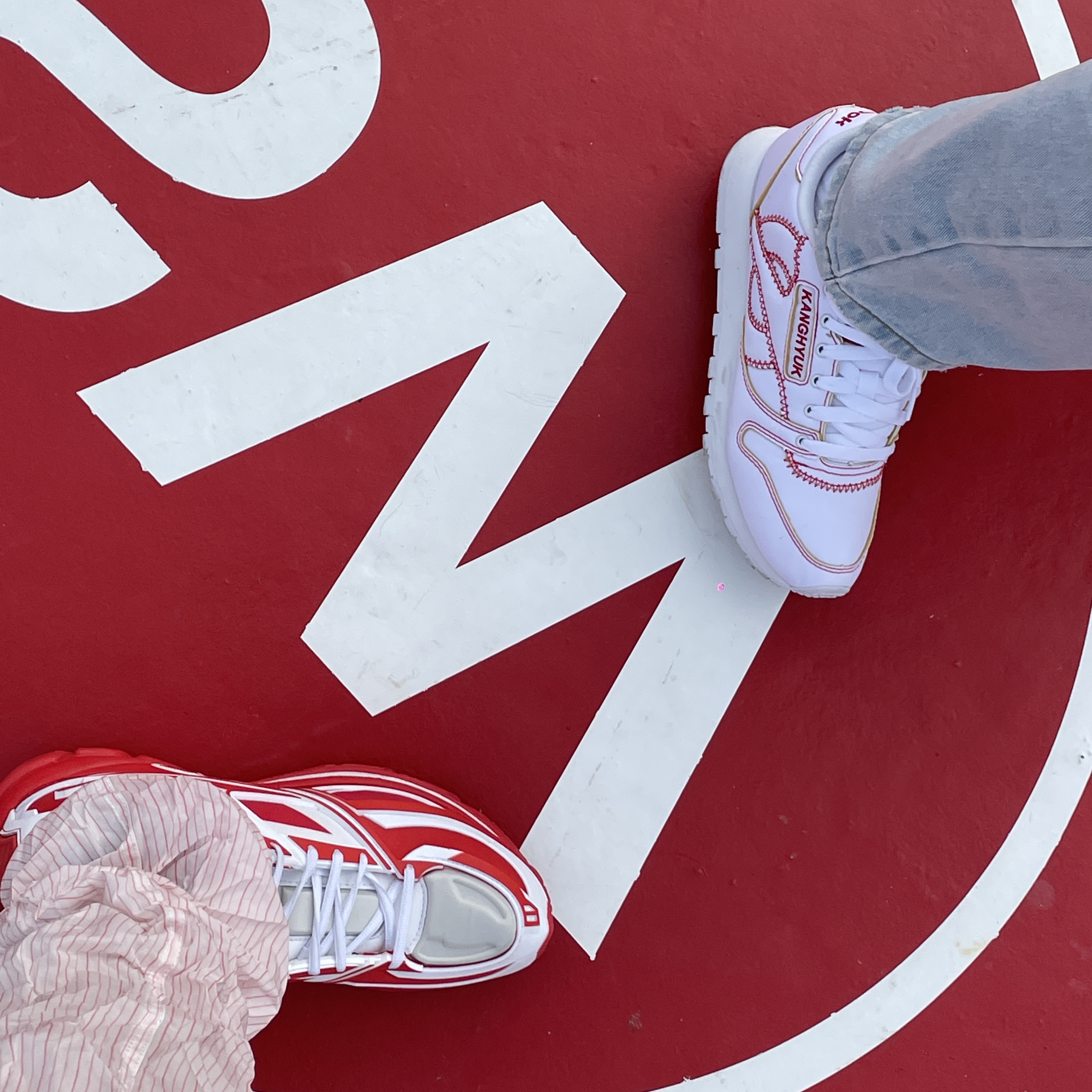 Reebok x Kanghyuk Premier Road Modern Mid White Red, Reebok x Kanghyuk Classic Leather White Primal Red 착용 스타일 - 2