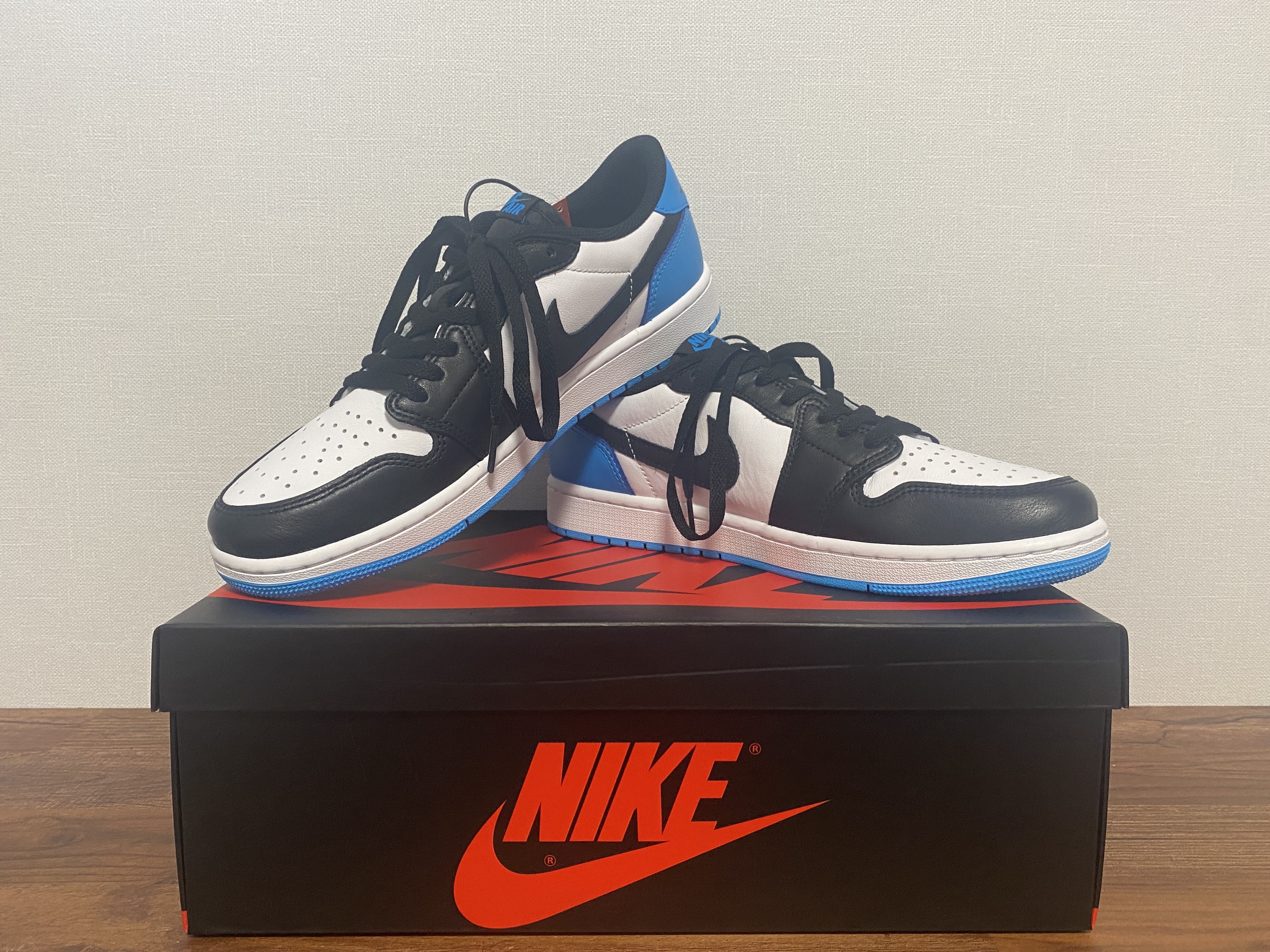 Jordan 1 Retro Low OG Black and Dark Powder Blue 착용 스타일 - 3