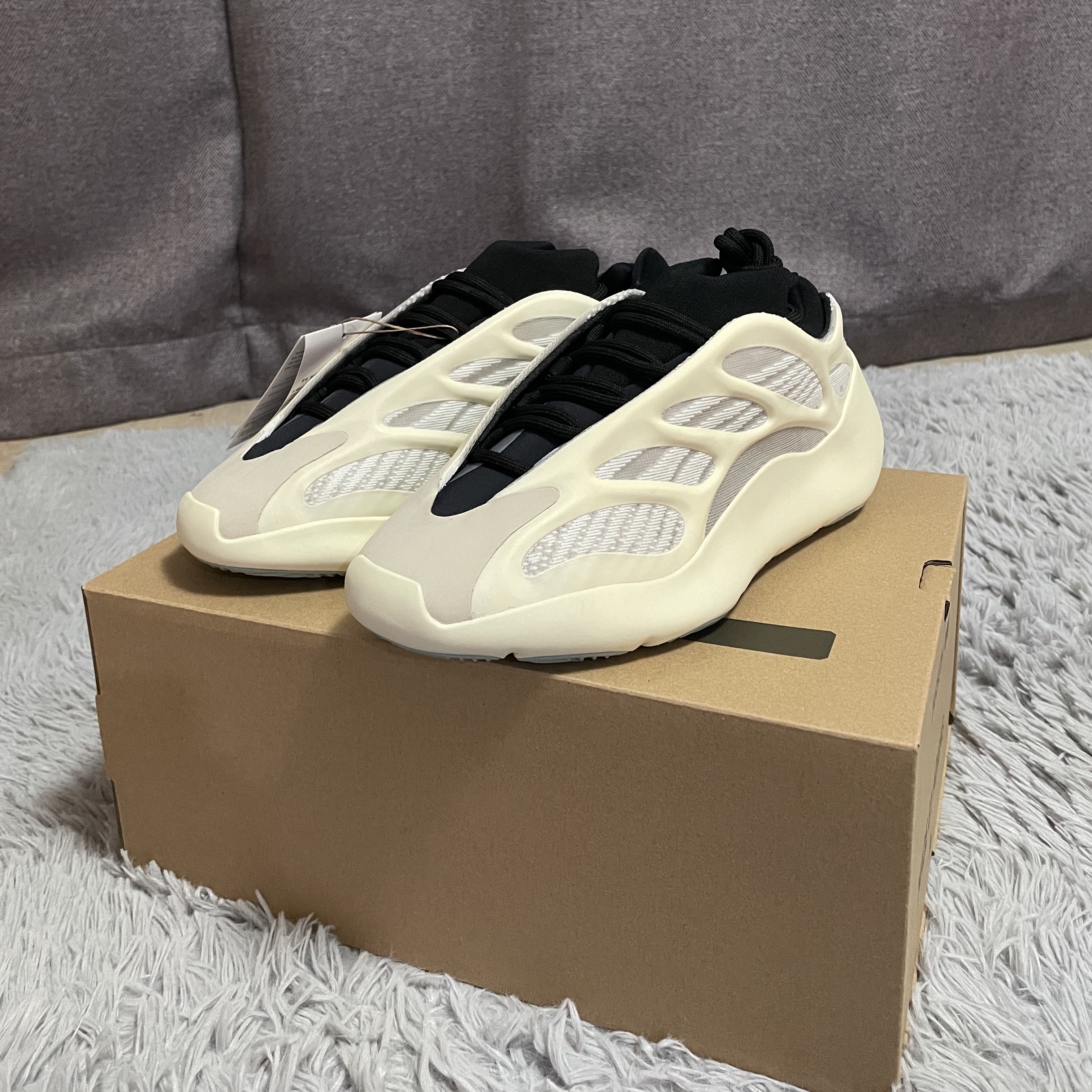 Adidas Yeezy 700 V3 Azael 2022/2023 착용 스타일 - 1
