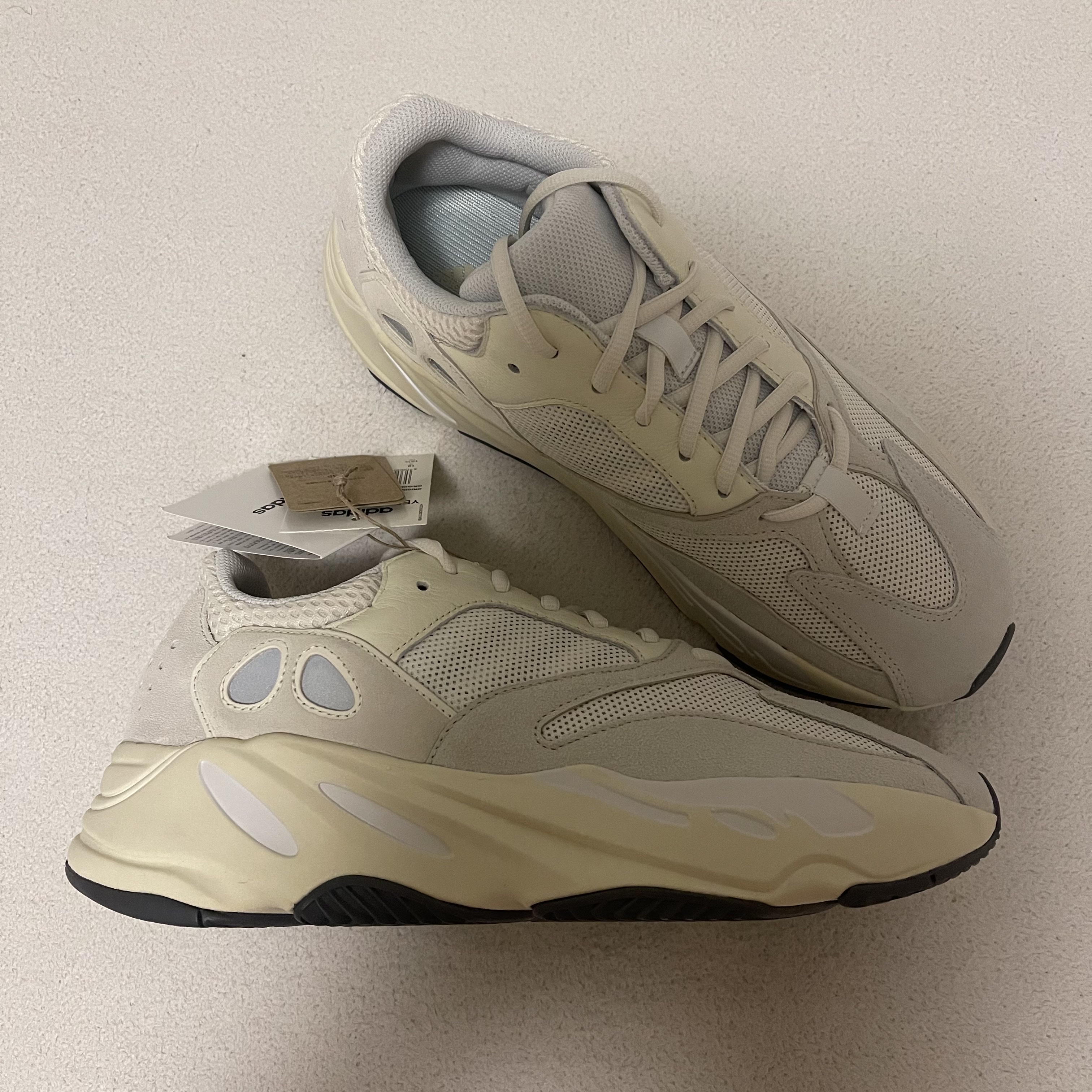 Adidas Yeezy Boost 700 Analog 2022/2023 착용 스타일 - 1