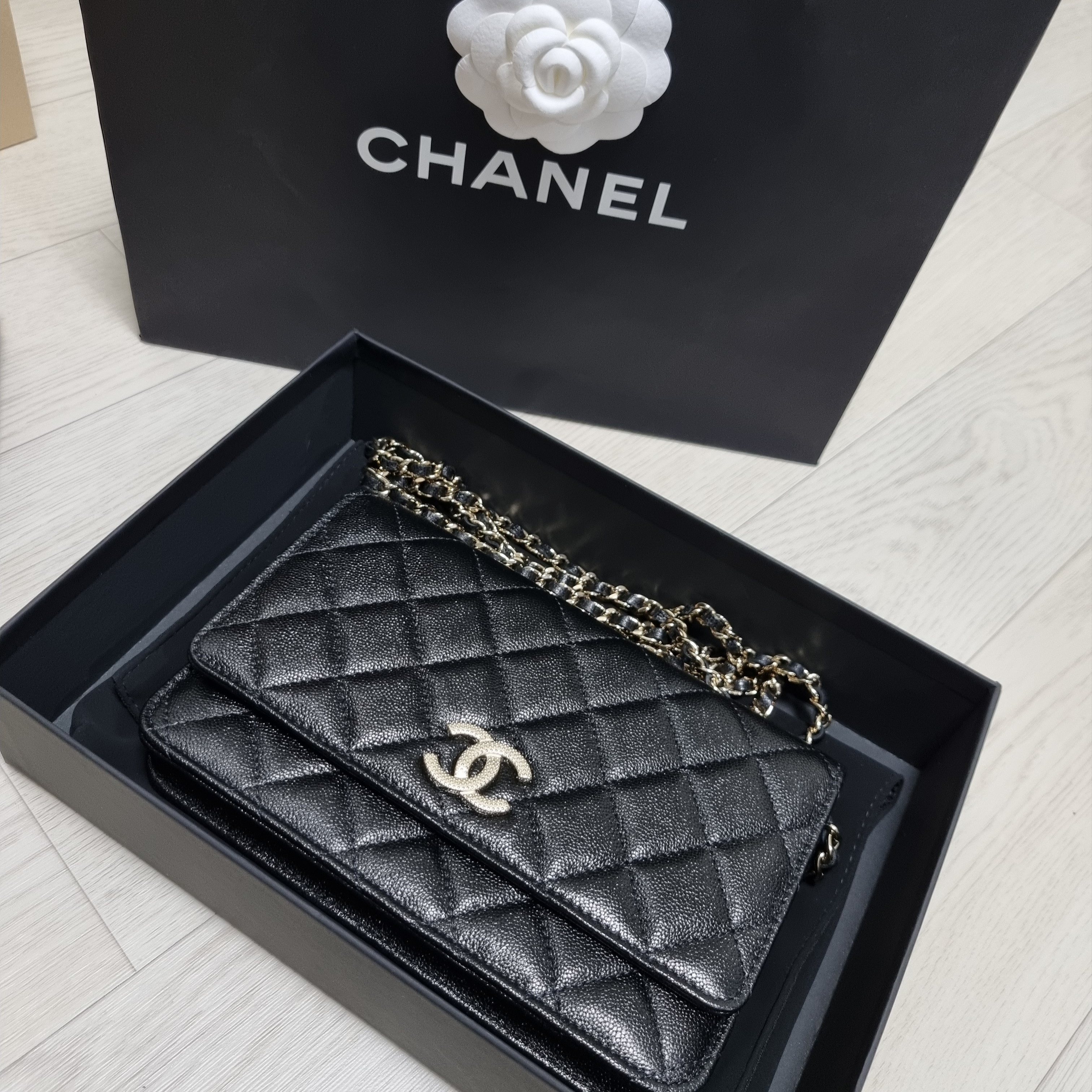 Chanel Classic Wallet On Chain Grained Calfskin & Gold Black 착용 스타일