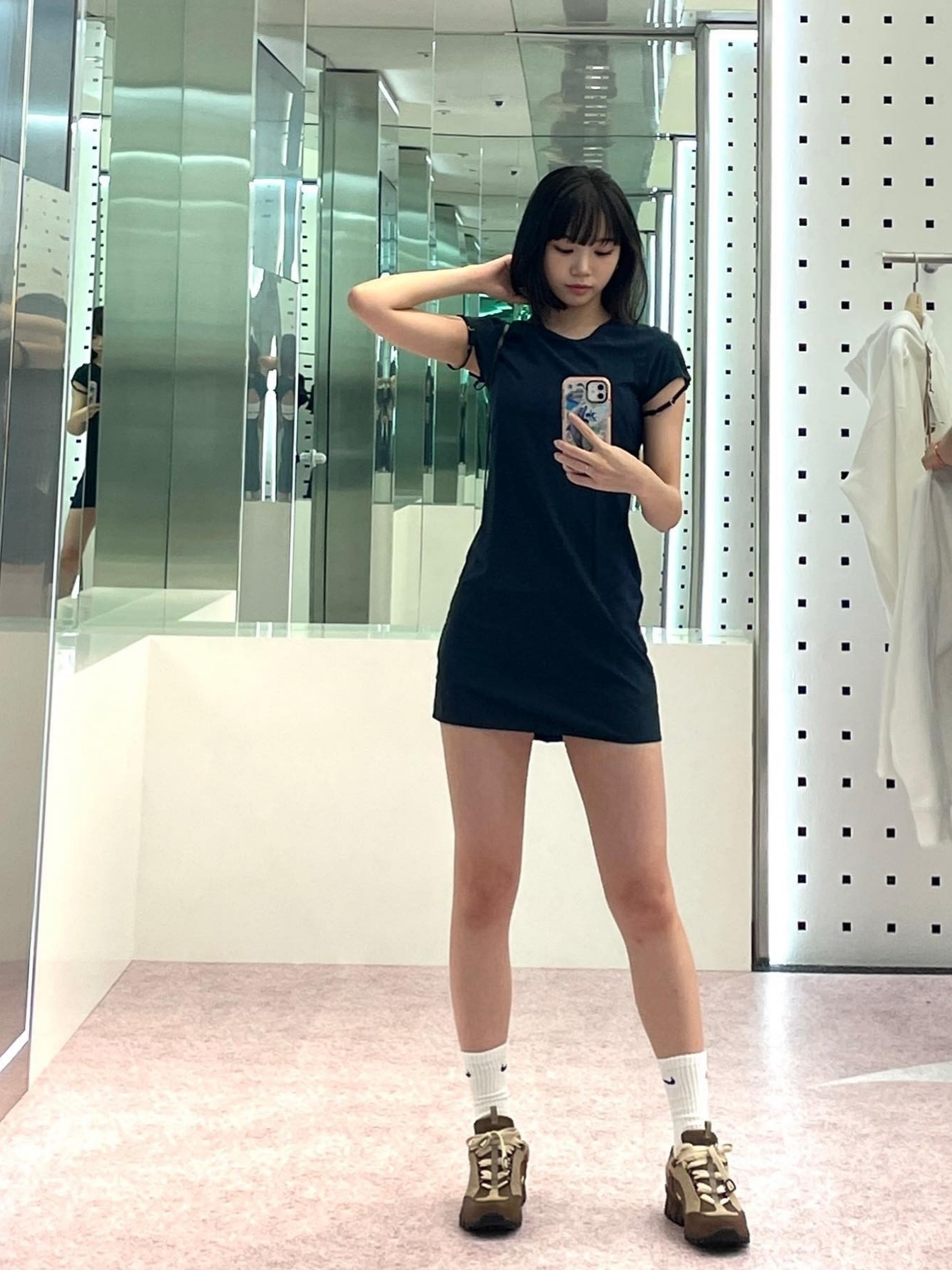 Nike x Jacquemus Air Humara LX Ale Brown and Gold, (W) Nike x Jacquemus NRG Short Sleeve Mini Dress Dark Obsidian - Asia 착용 스타일