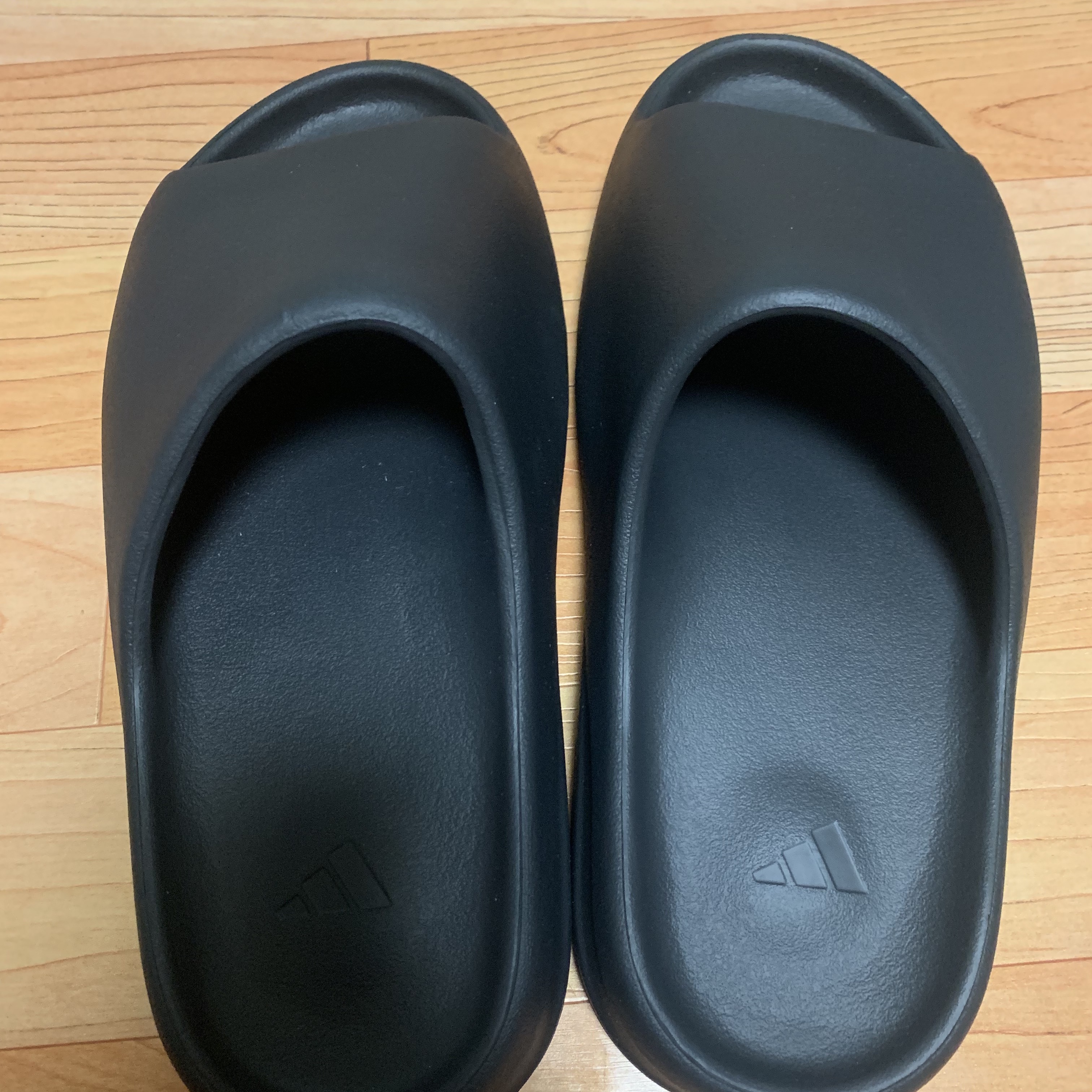 Adidas Yeezy Slide Onyx 착용 스타일