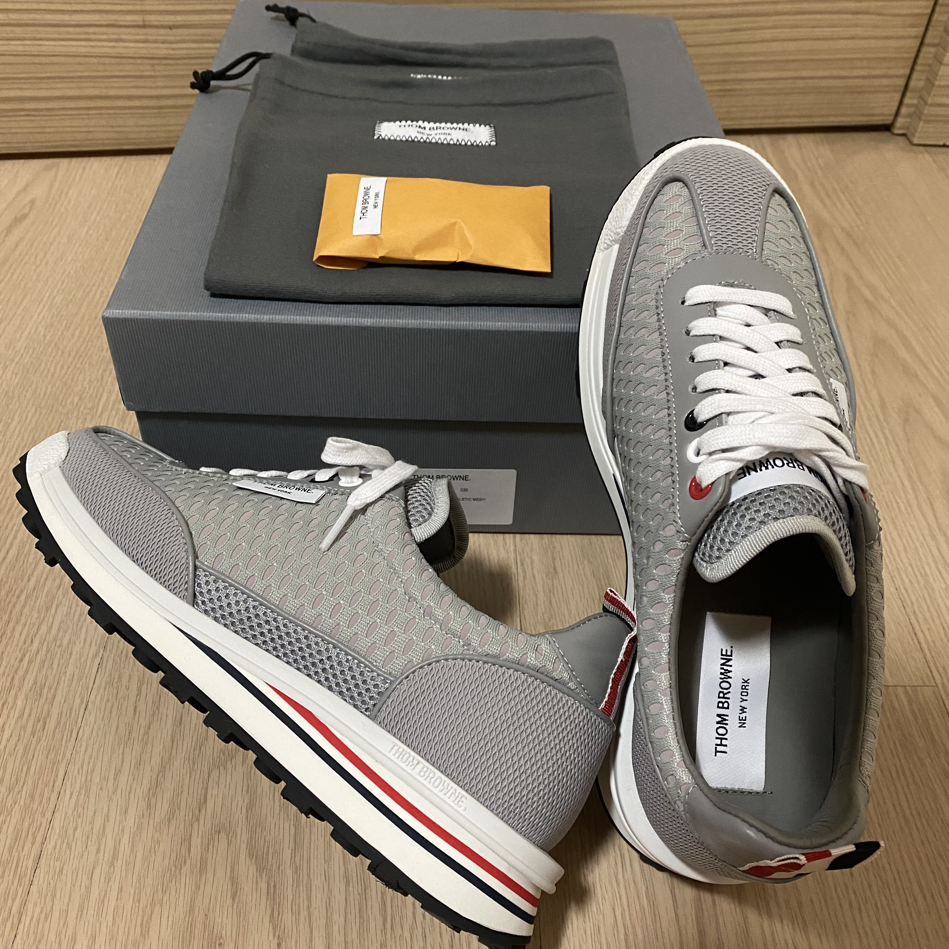 Thom Browne Heavy Athletic Mesh Tech Runner Medium Grey 착용 스타일 - 2
