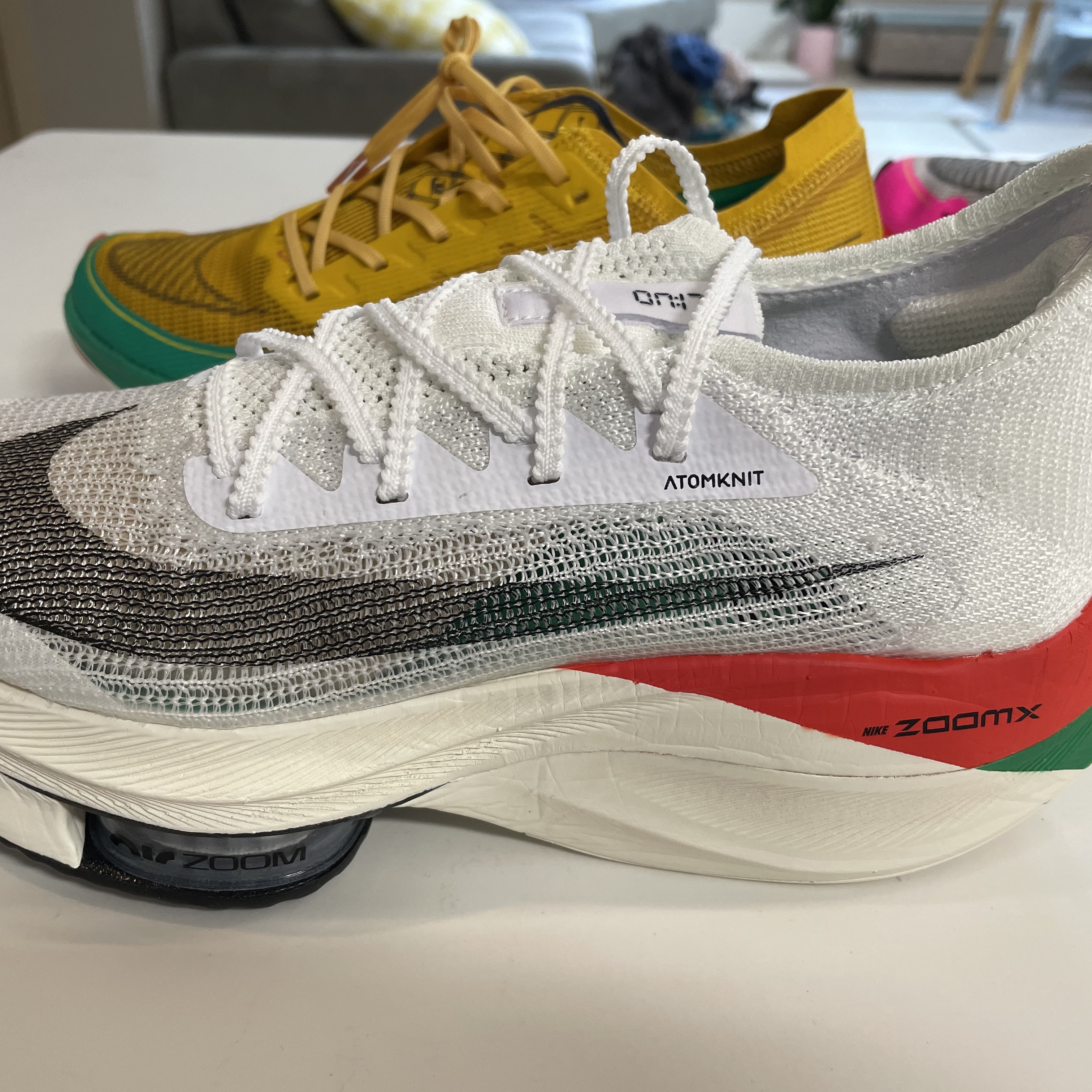 (W) Nike Air Zoom Alphafly Next% Eliud Kipchoge Kenya, Nike ZoomX Vaporfly Next% 2 White 착용 스타일 - 2
