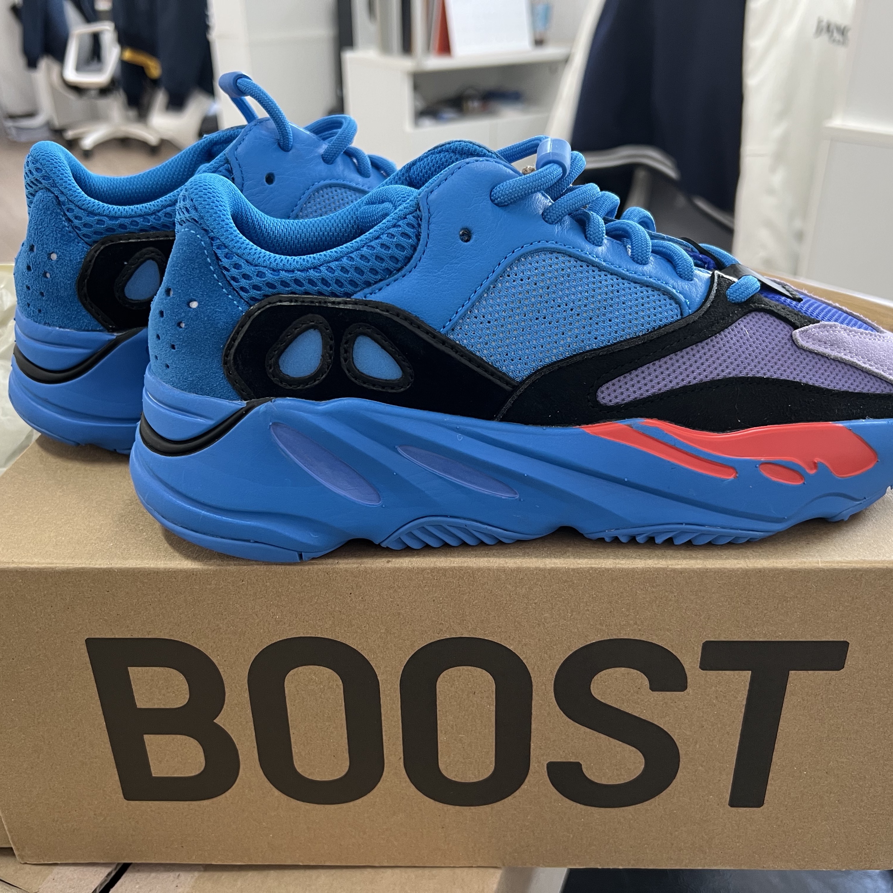 Adidas Yeezy Boost 700 Hi-Res Blue 착용 스타일