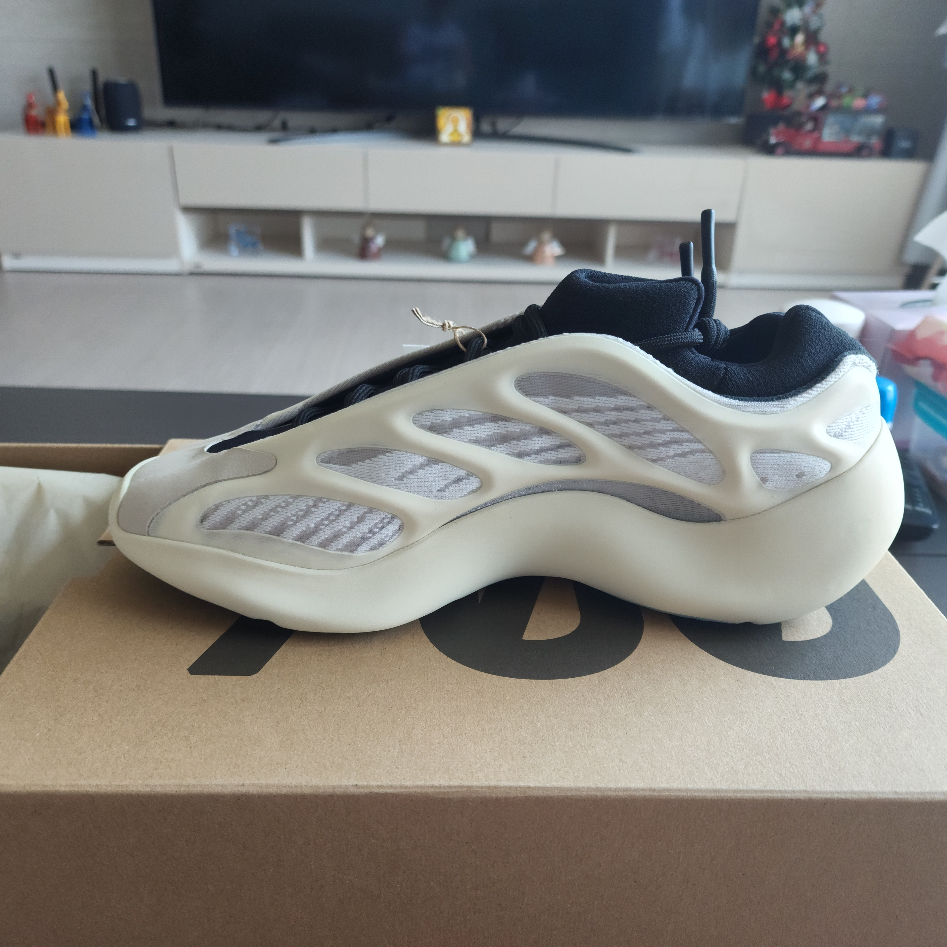 Adidas Yeezy 700 V3 Azael 2022/2023 착용 스타일 - 2