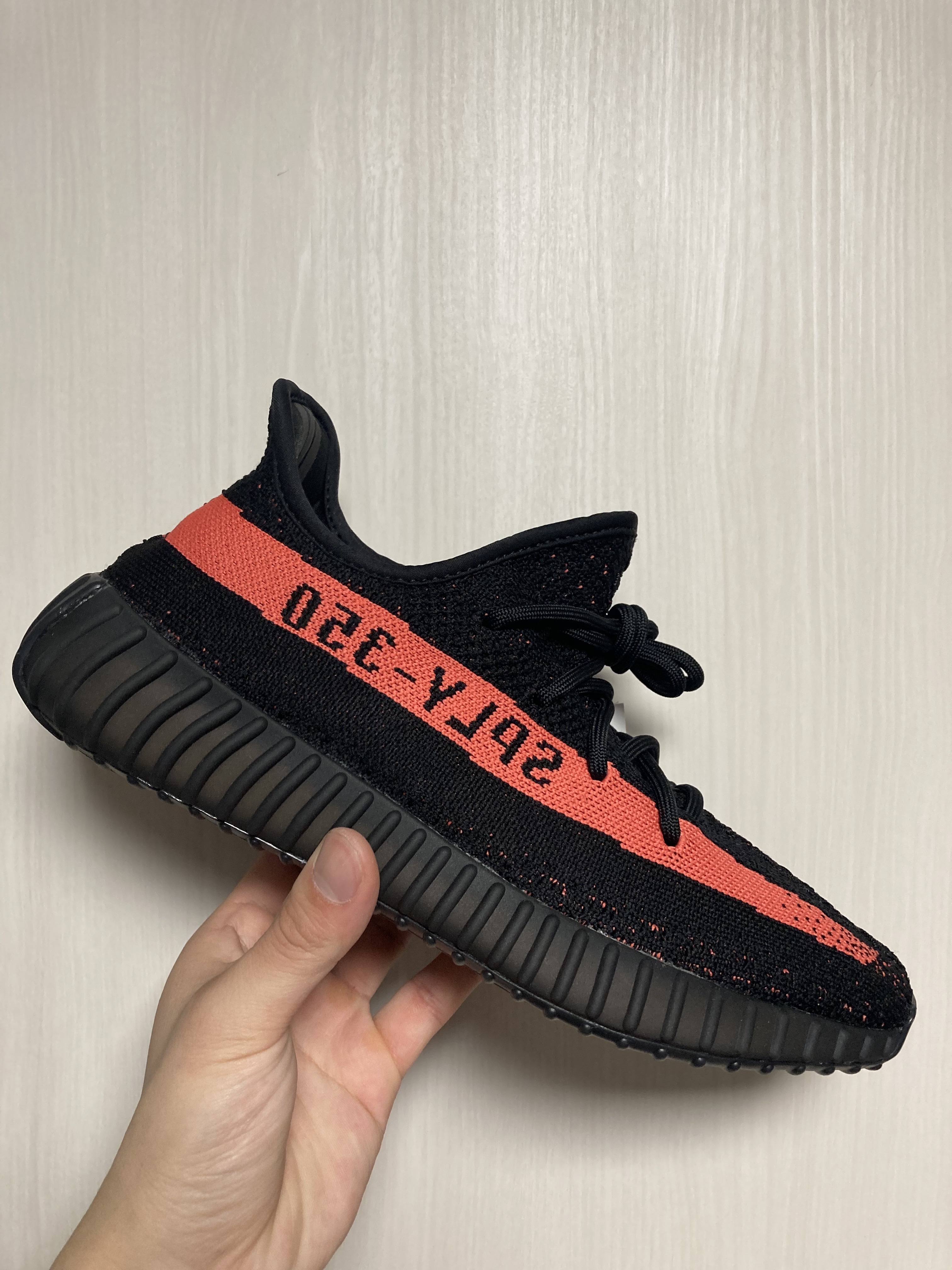 Adidas Yeezy Boost 350 V2 Core Black Red 2022/2023 착용 스타일