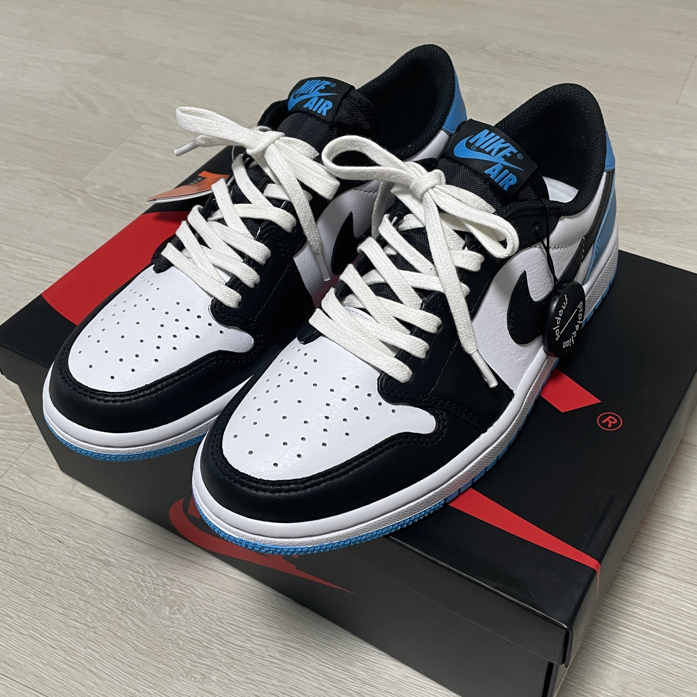 (W) Jordan 1 Retro Low OG Black and Dark Powder Blue 착용 스타일 - 1