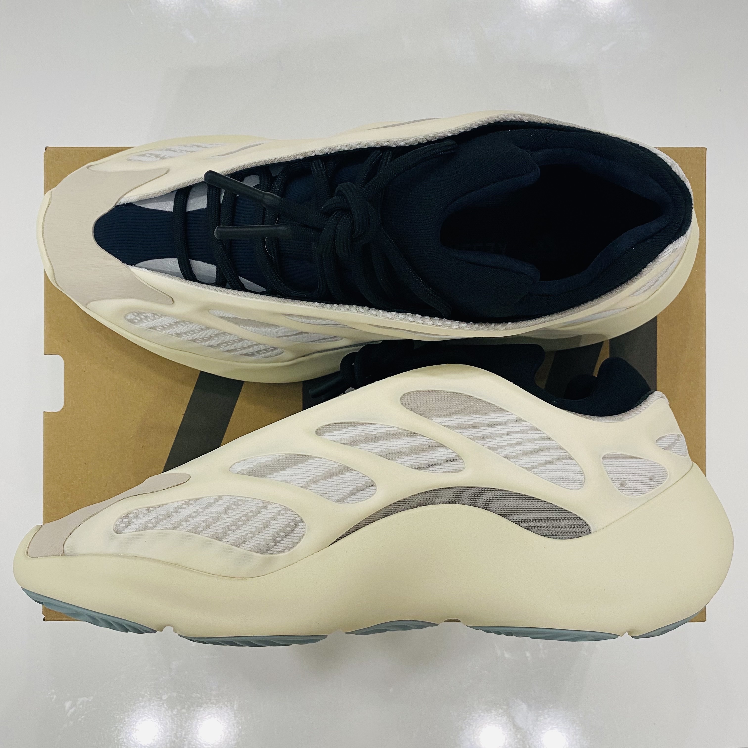 Adidas Yeezy 700 V3 Azael 2022/2023 착용 스타일