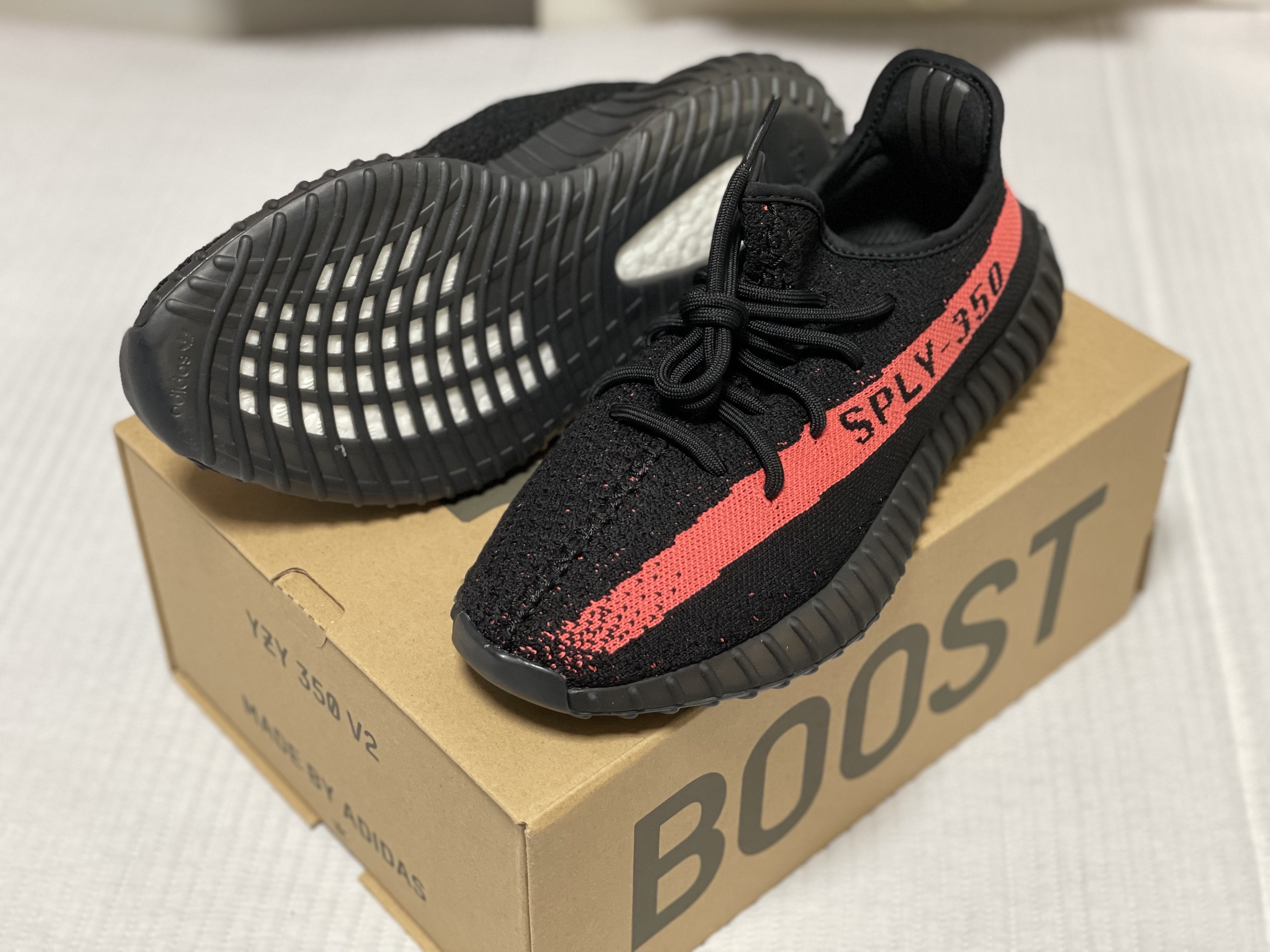 Adidas Yeezy Boost 350 V2 Core Black Red 2022/2023 착용 스타일 - 1