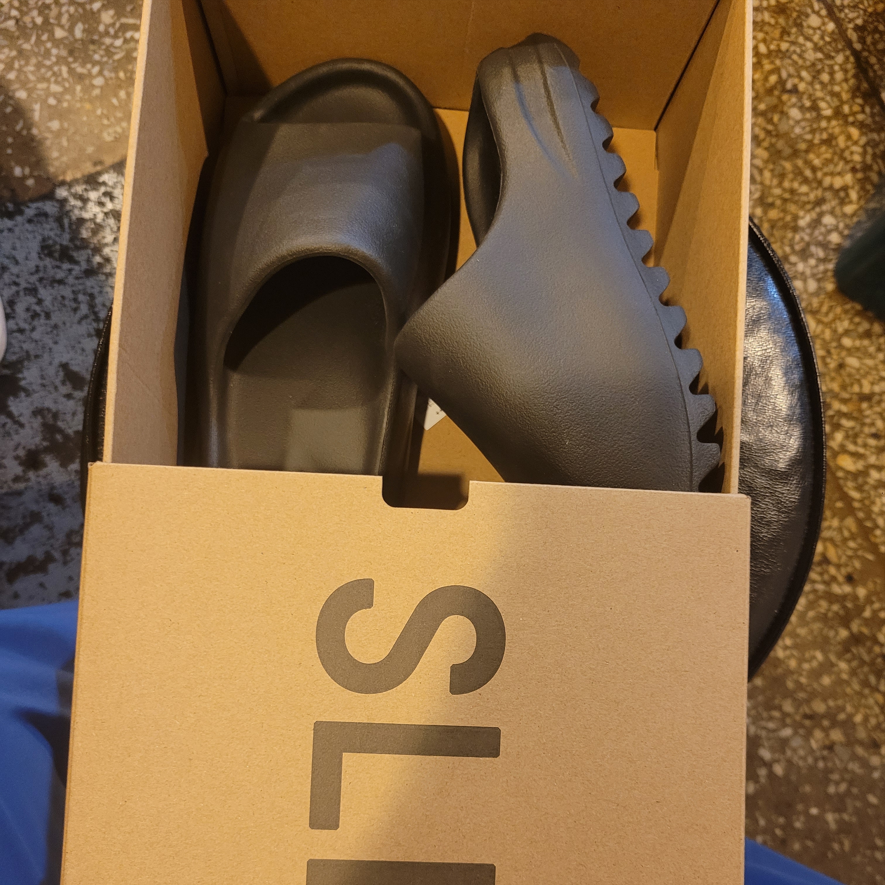 Adidas Yeezy Slide Onyx 착용 스타일 - 2