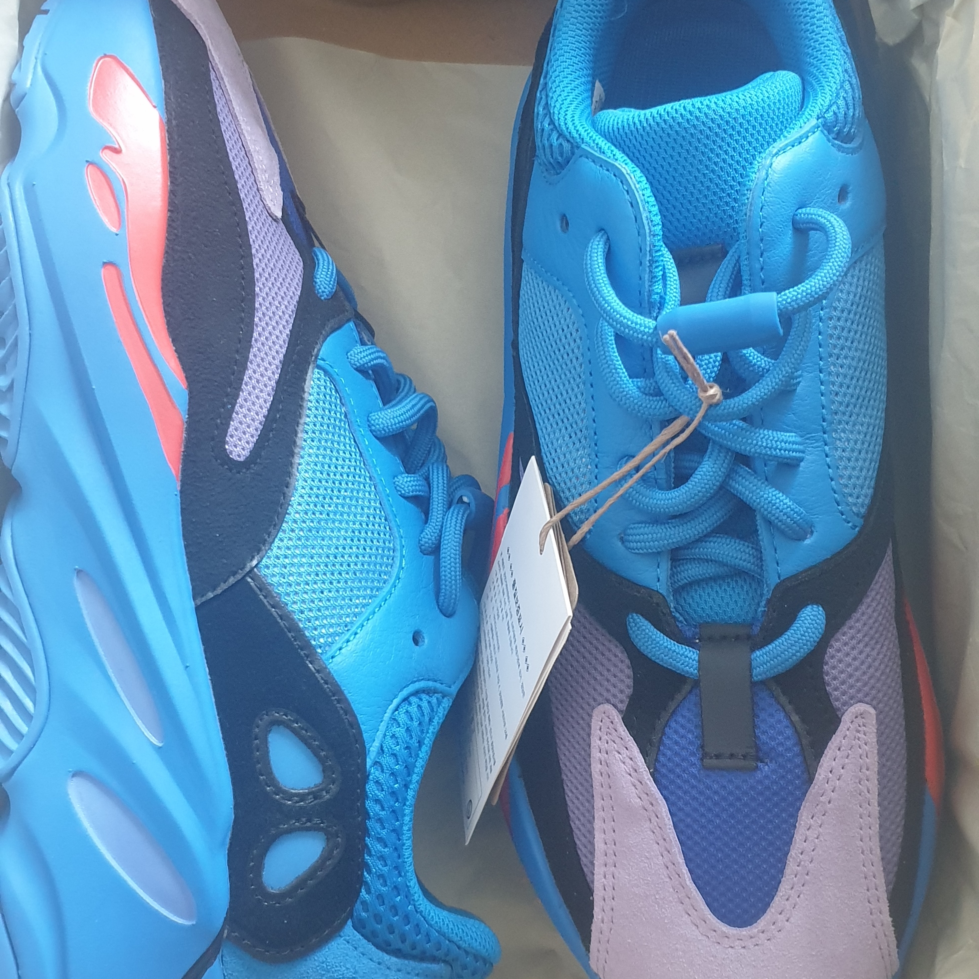 Adidas Yeezy Boost 700 Hi-Res Blue 착용 스타일
