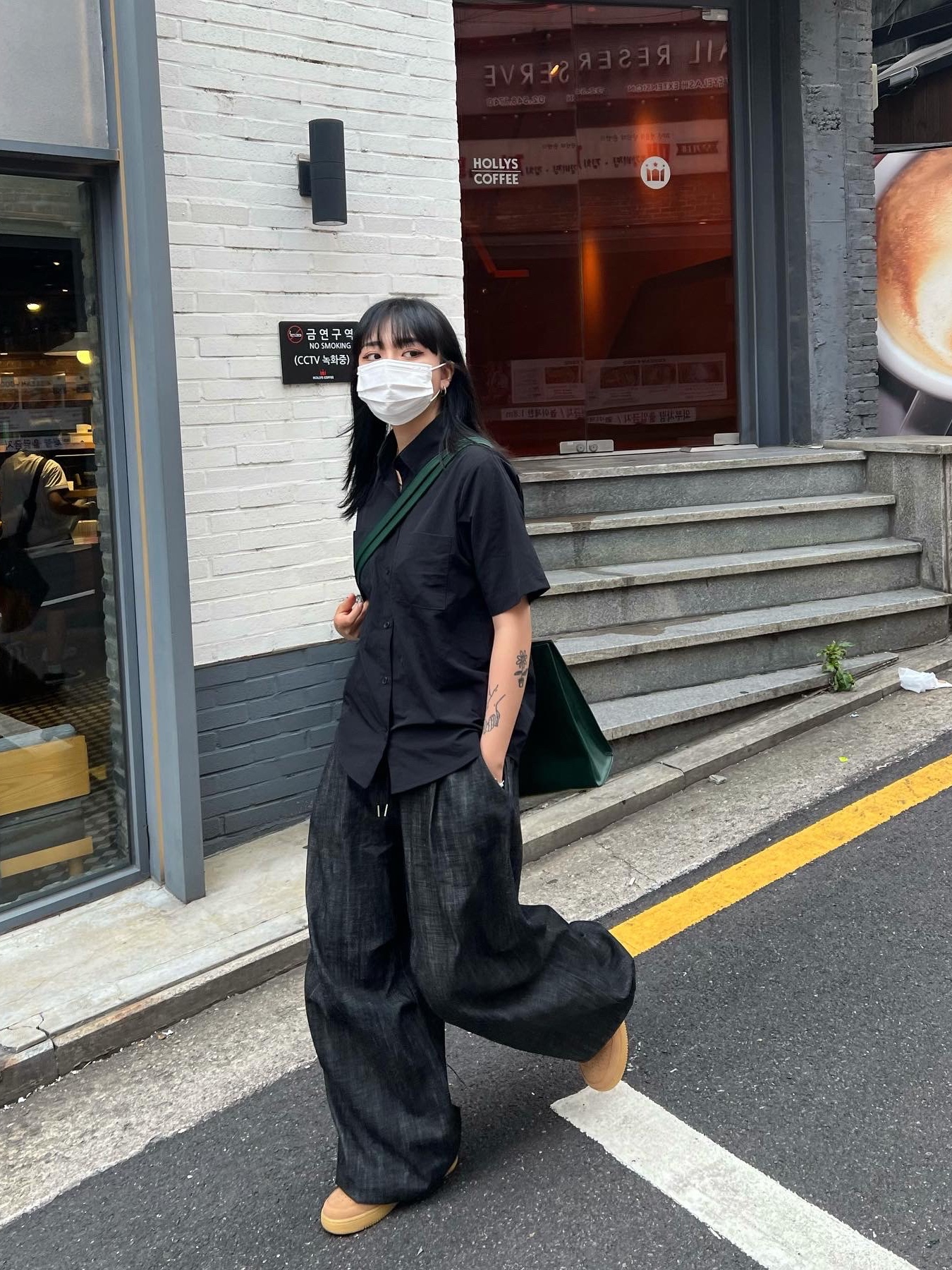Telfar Medium Shopping Bag Dark Olive, Nike Air Force 1 Low Flax 착용 스타일