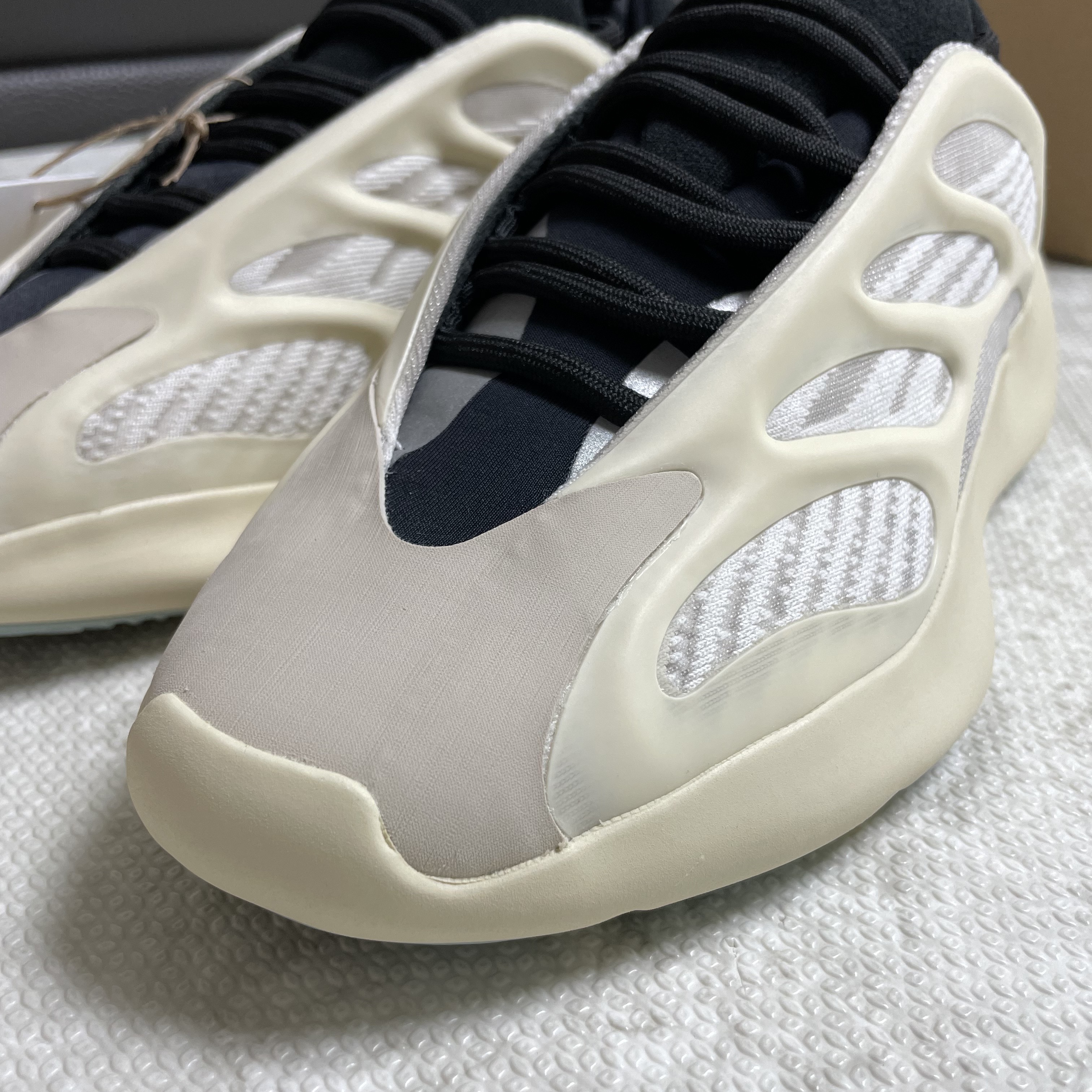 Adidas Yeezy 700 V3 Azael 2022/2023 착용 스타일 - 2