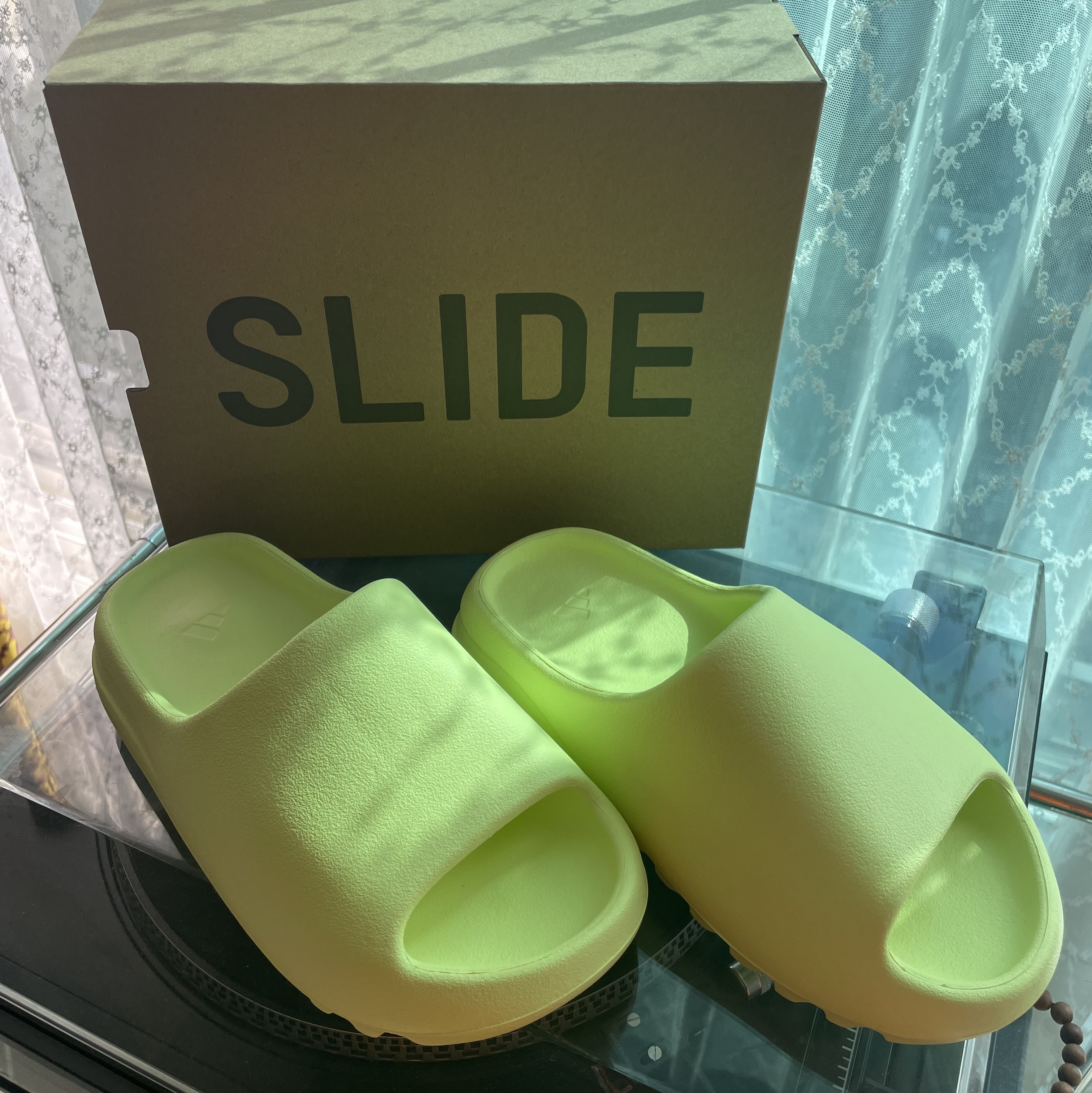 Adidas Yeezy Slide Glow Green 2022/2023 착용 스타일