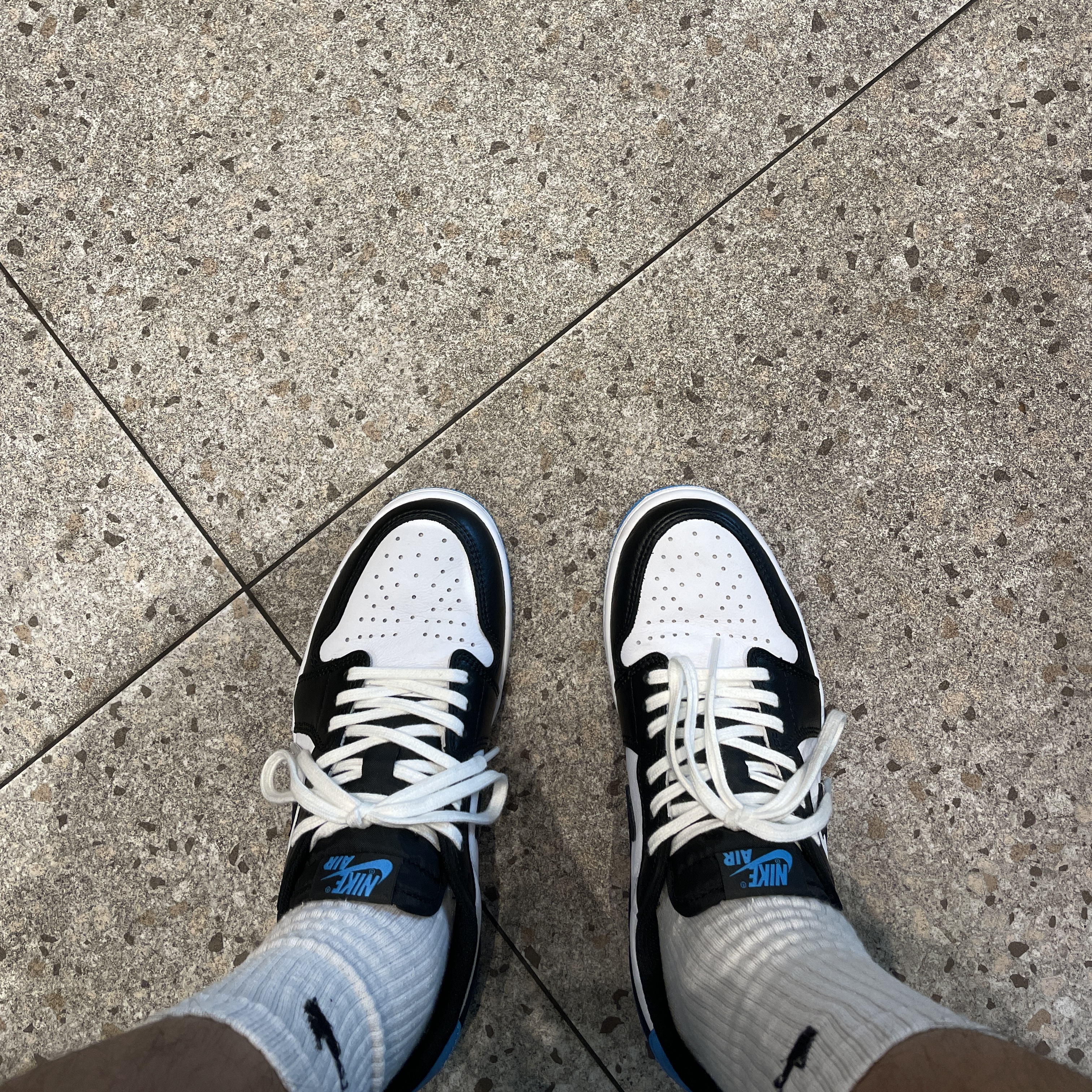 Jordan 1 Retro Low OG Black and Dark Powder Blue 착용 스타일