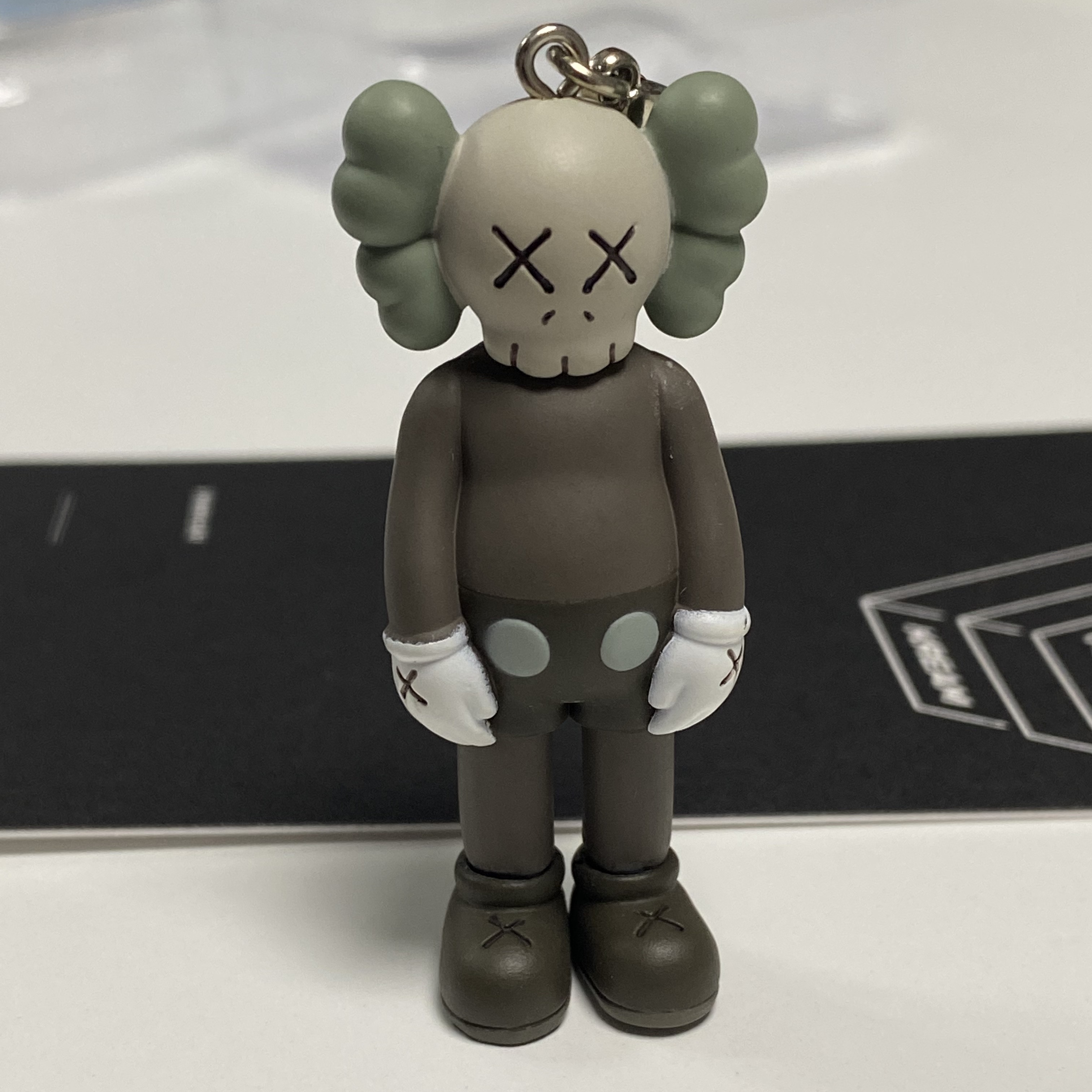 Kaws Tokyo First Companion Keychain Brown 착용 스타일 - 1