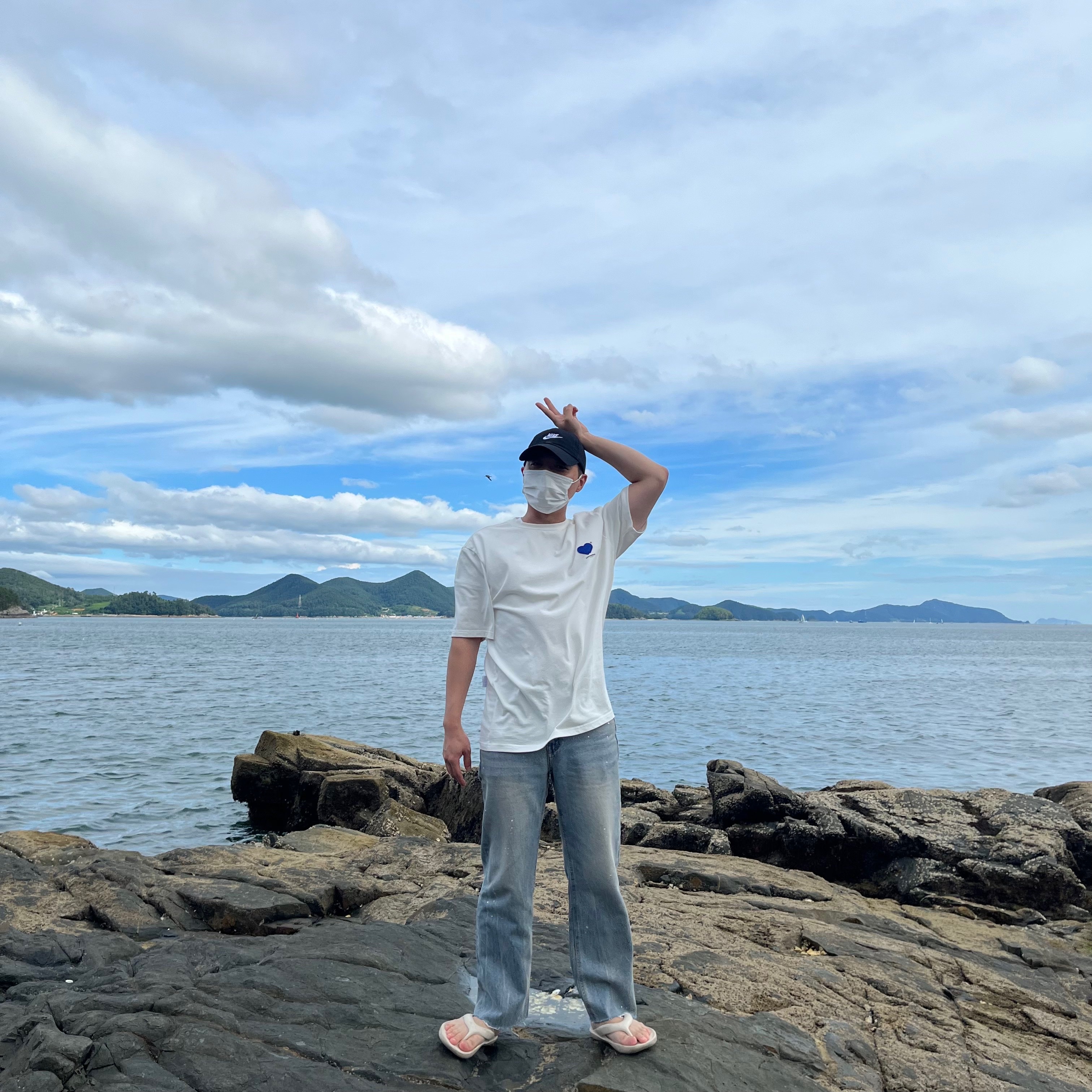 Ader Error Twin Heart Small Logo T-Shirt Off White, New Balance x Taw&Toe Flip Flop Ivory 착용 스타일