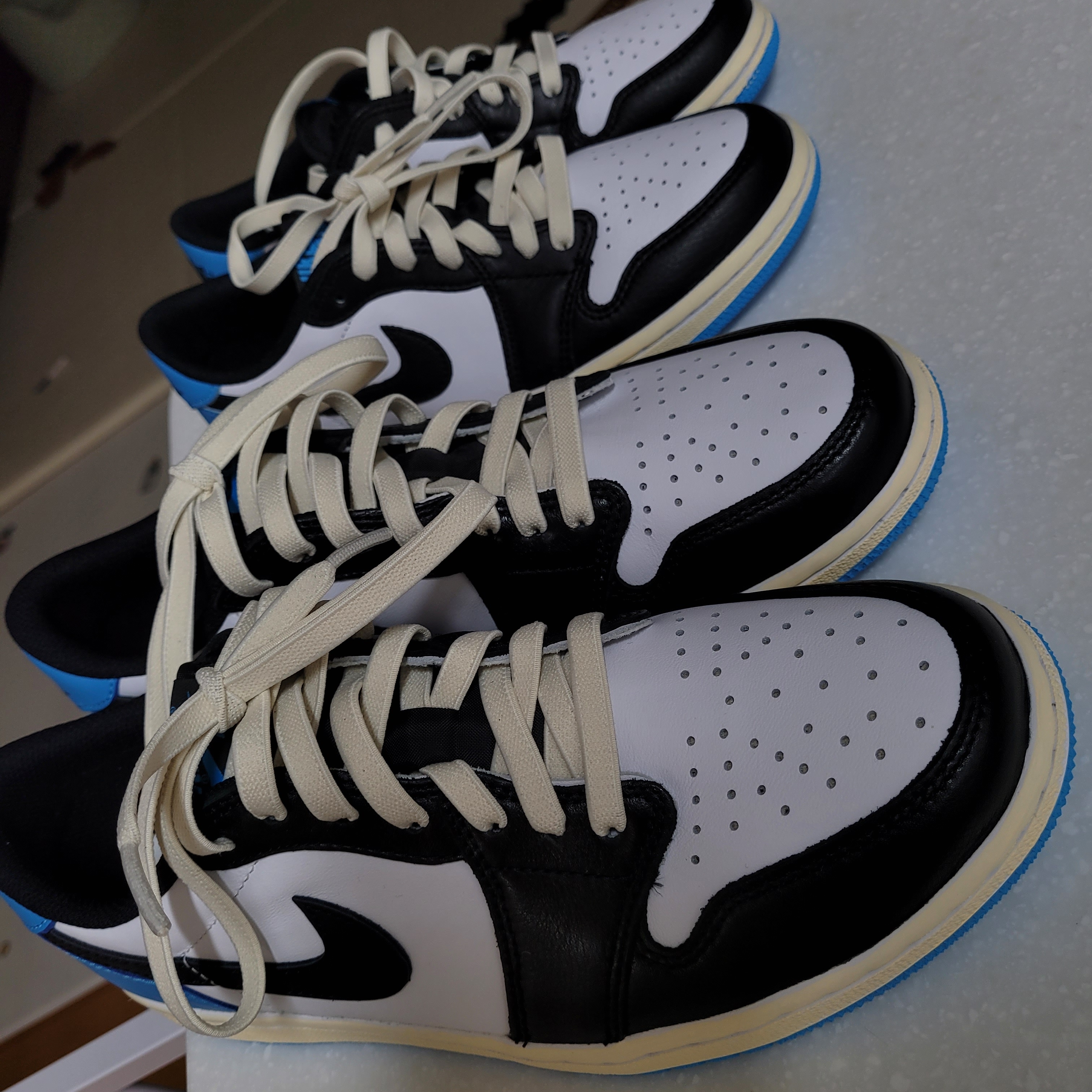 Jordan 1 Retro Low OG Black and Dark Powder Blue 착용 스타일 - 2