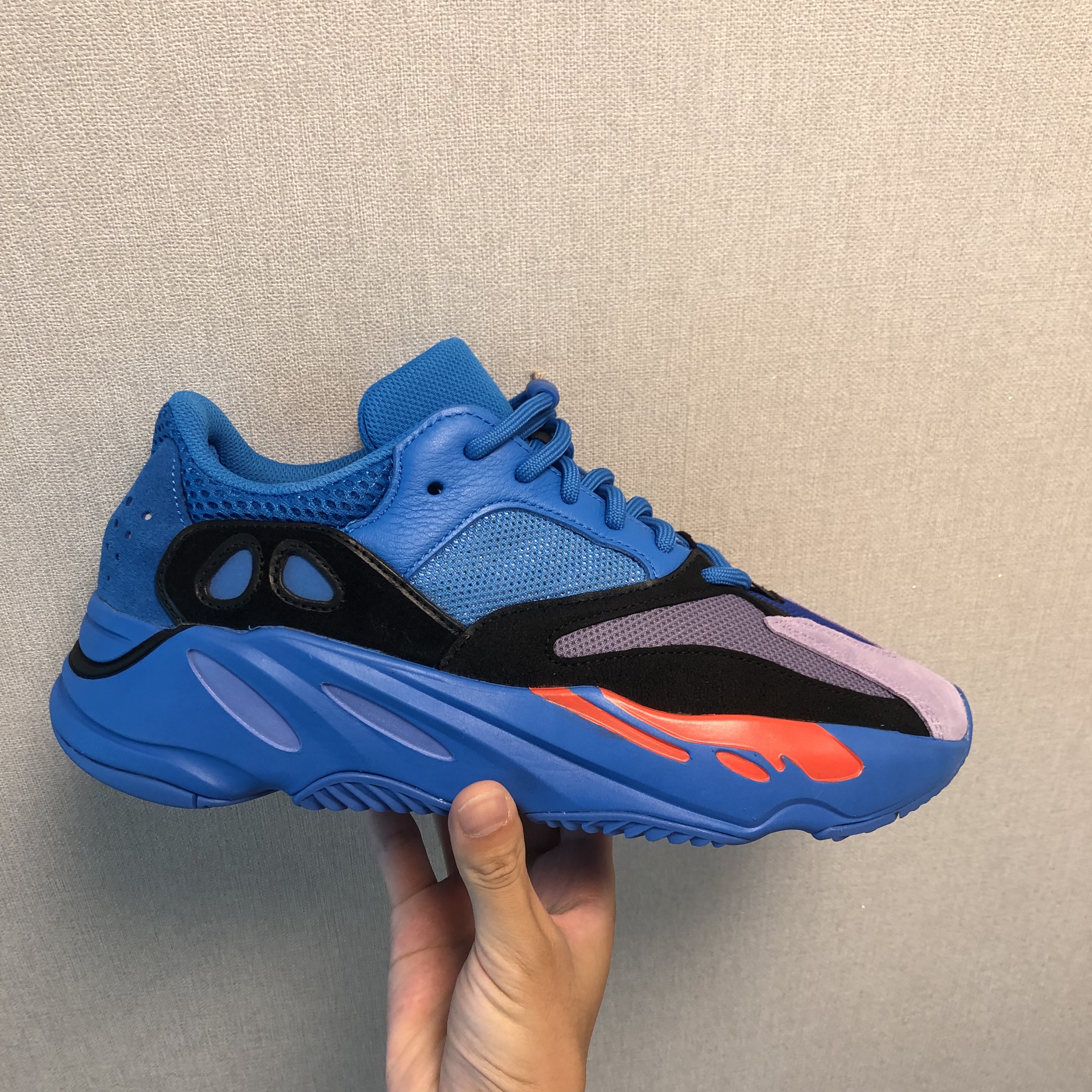 Adidas Yeezy Boost 700 Hi-Res Blue 착용 스타일 - 2