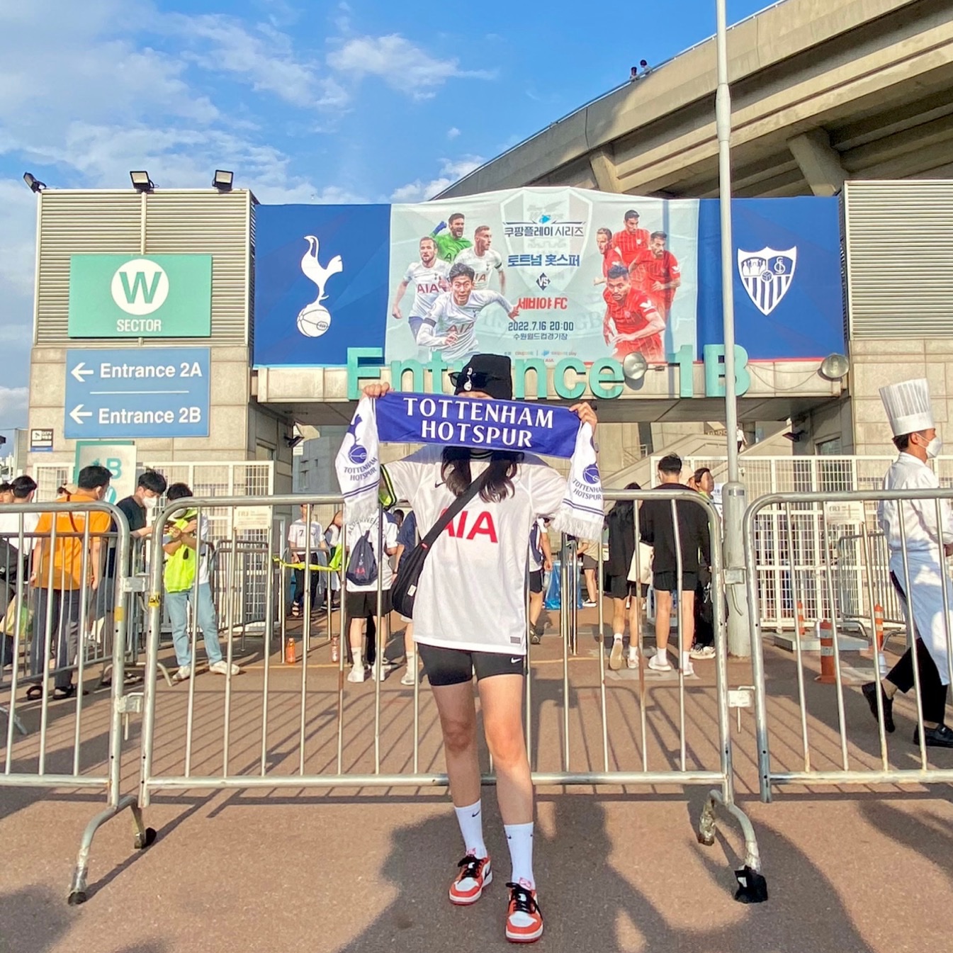 Nike Tottenham Hotspur 2022/23 Dri-Fit Stadium Home Jersey White (Non Marking Ver.), Supreme Small Messenger Bag Black - 22SS 착용 스타일