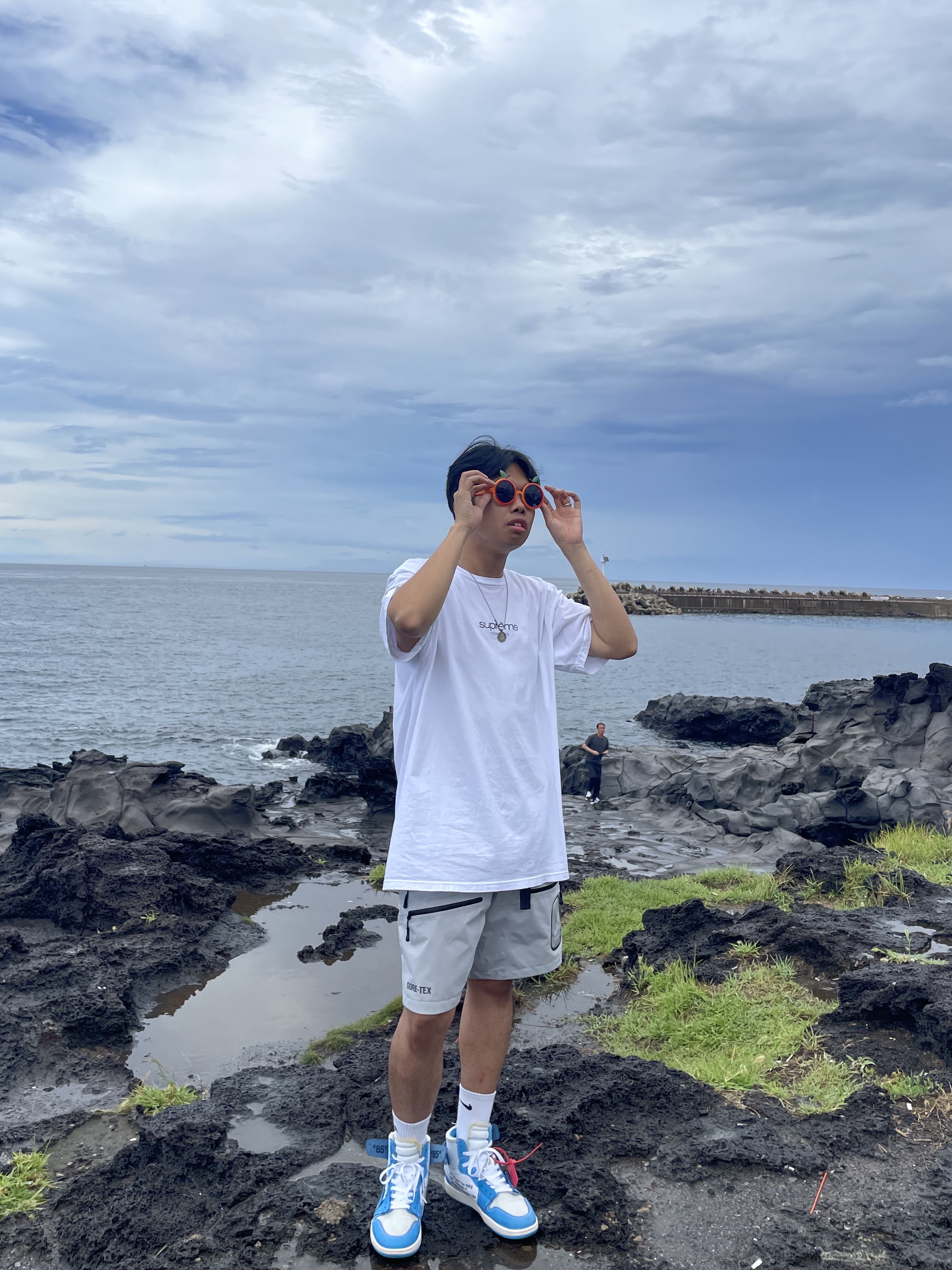 Supreme Classic Logo T-Shirt White - 22SS, Palace Gore-Tex S-Tech Shorts Ice - 22SS 착용 스타일