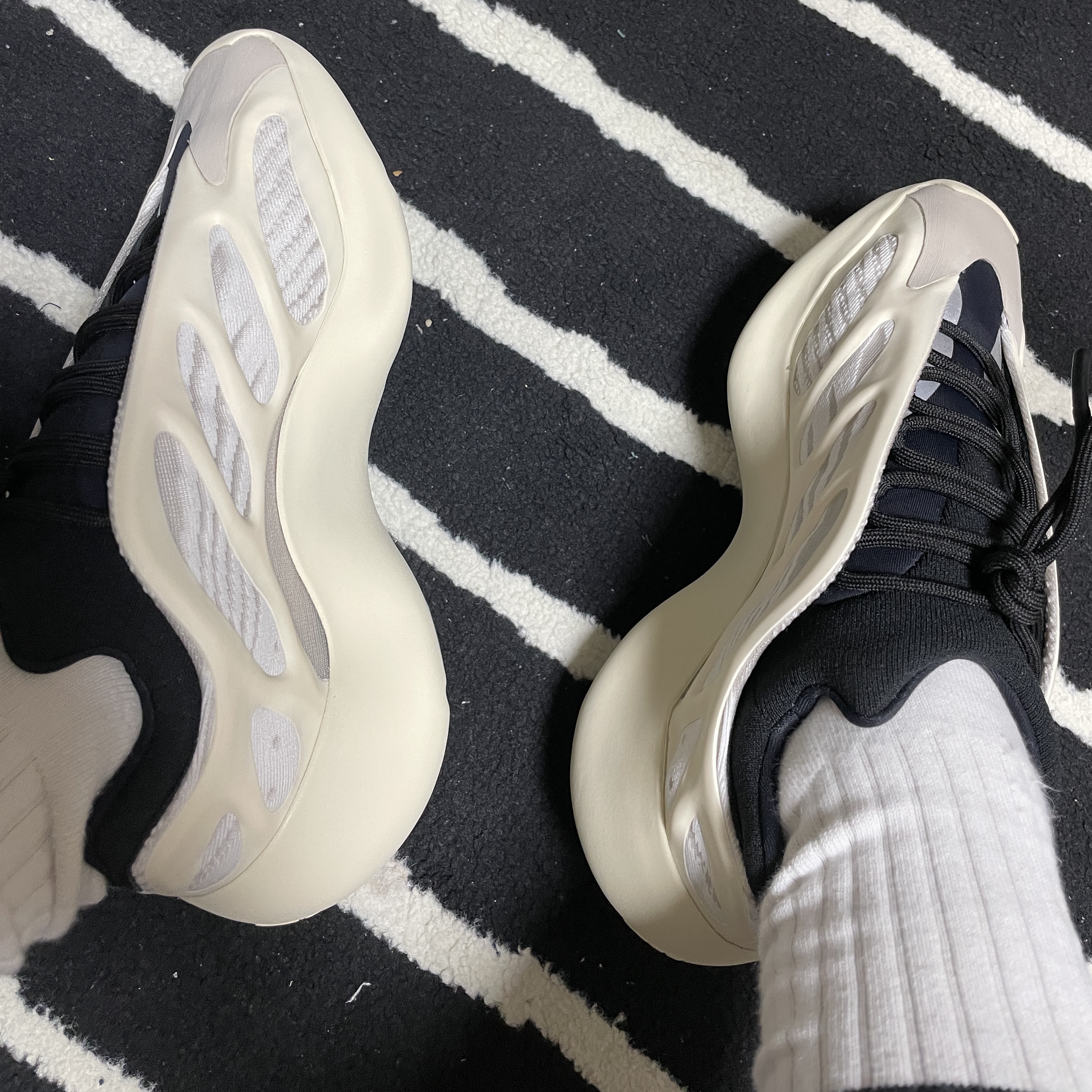 Adidas Yeezy 700 V3 Azael 2022/2023 착용 스타일 - 3