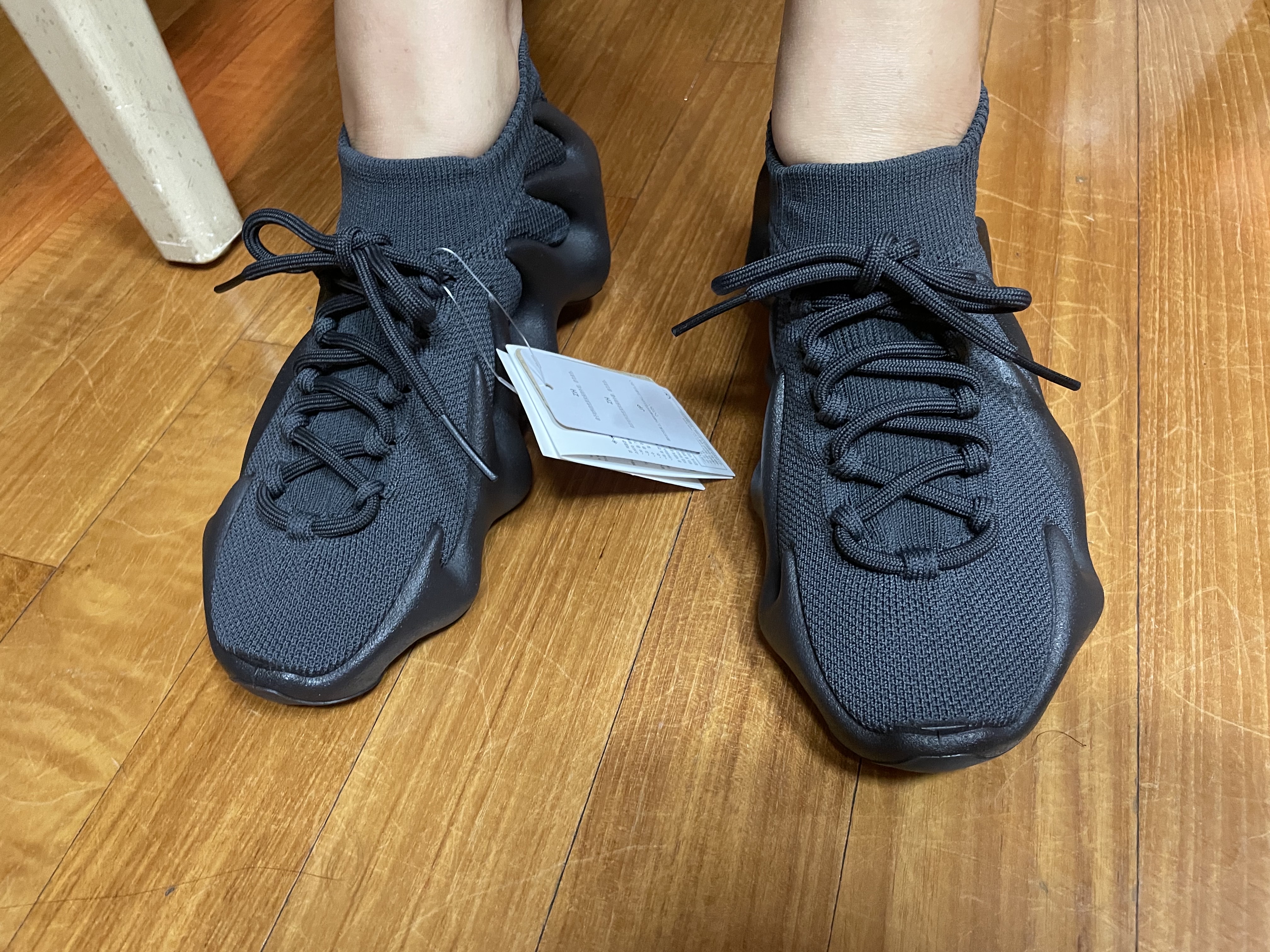 Adidas Yeezy 450 Utility Black 착용 스타일 - 1