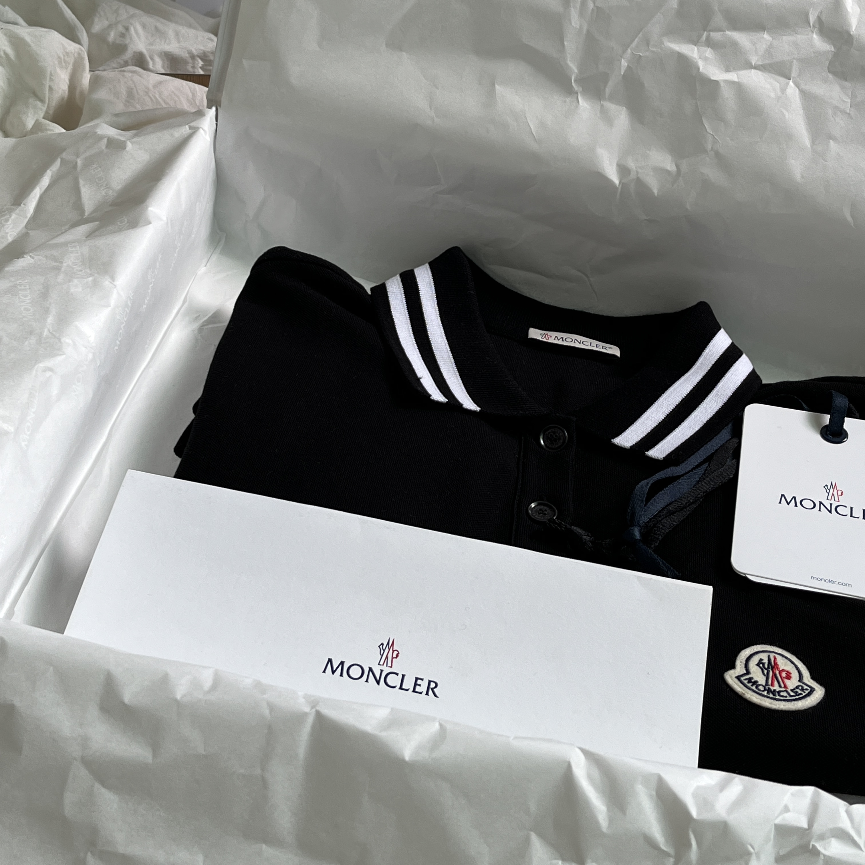 (W) Moncler Logo Patch Polo Shirt Black - 22SS 착용 스타일