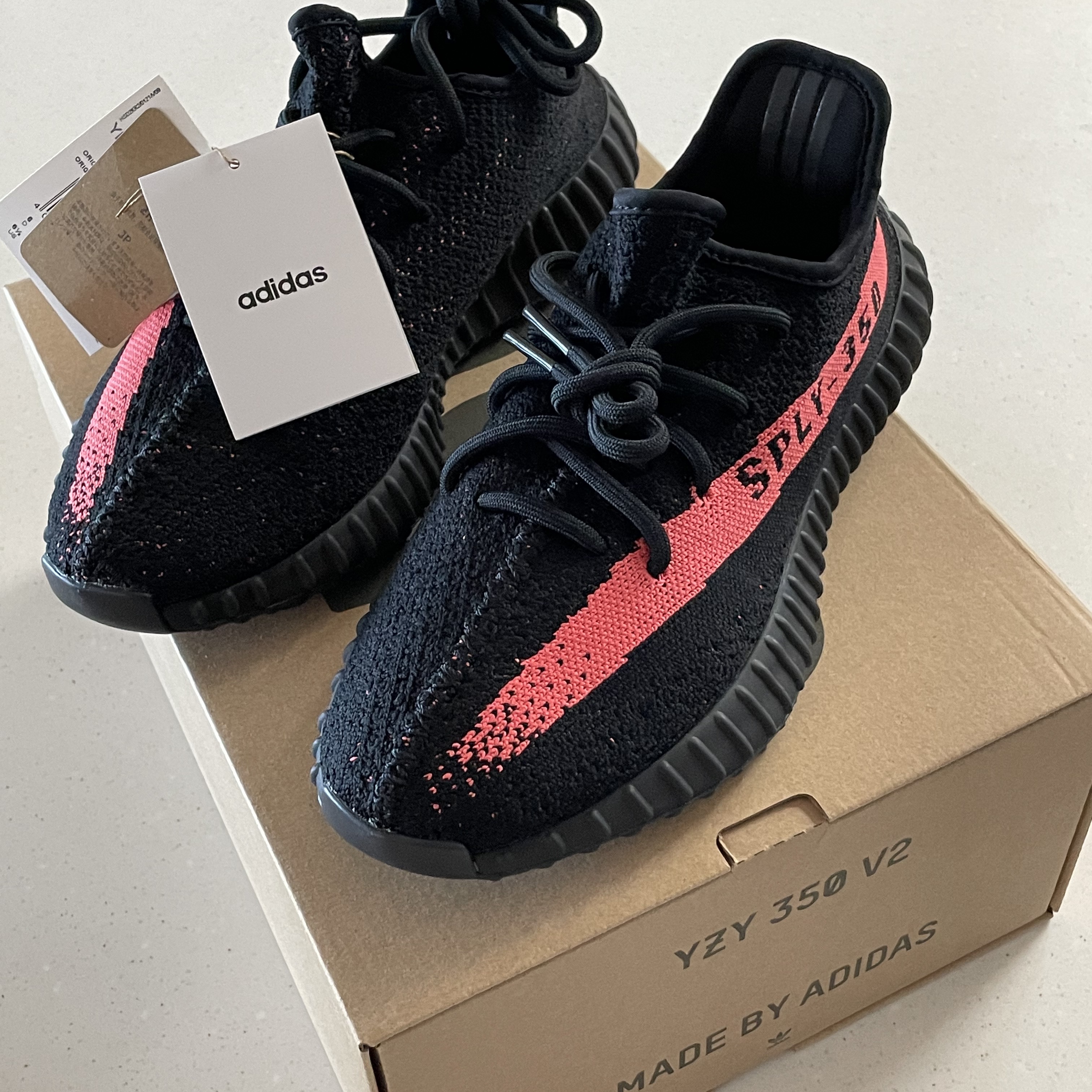 Adidas Yeezy Boost 350 V2 Core Black Red 2022/2023 착용 스타일 - 1