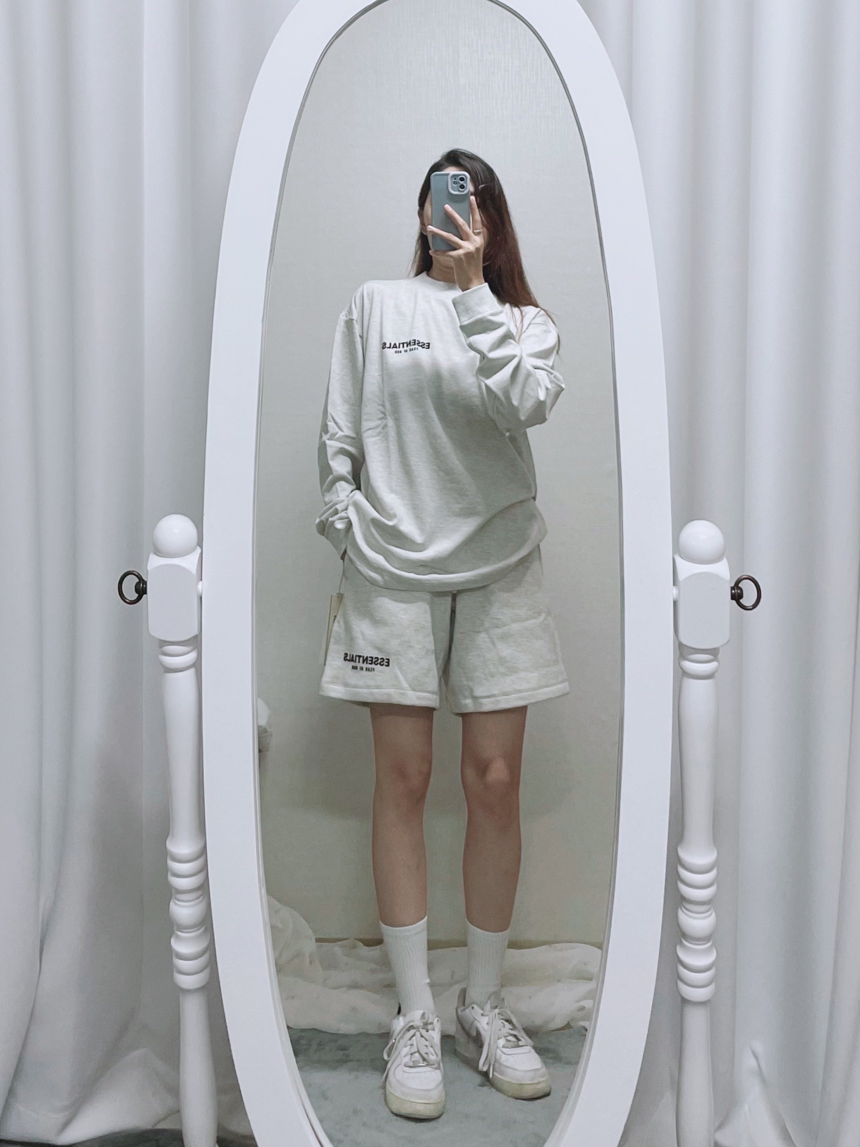 (Kids) Essentials The Core Collection Long Sleeve T-Shirt Light Oatmeal, (W) Nike Air Force 1 '07 Low White 착용 스타일 - 1