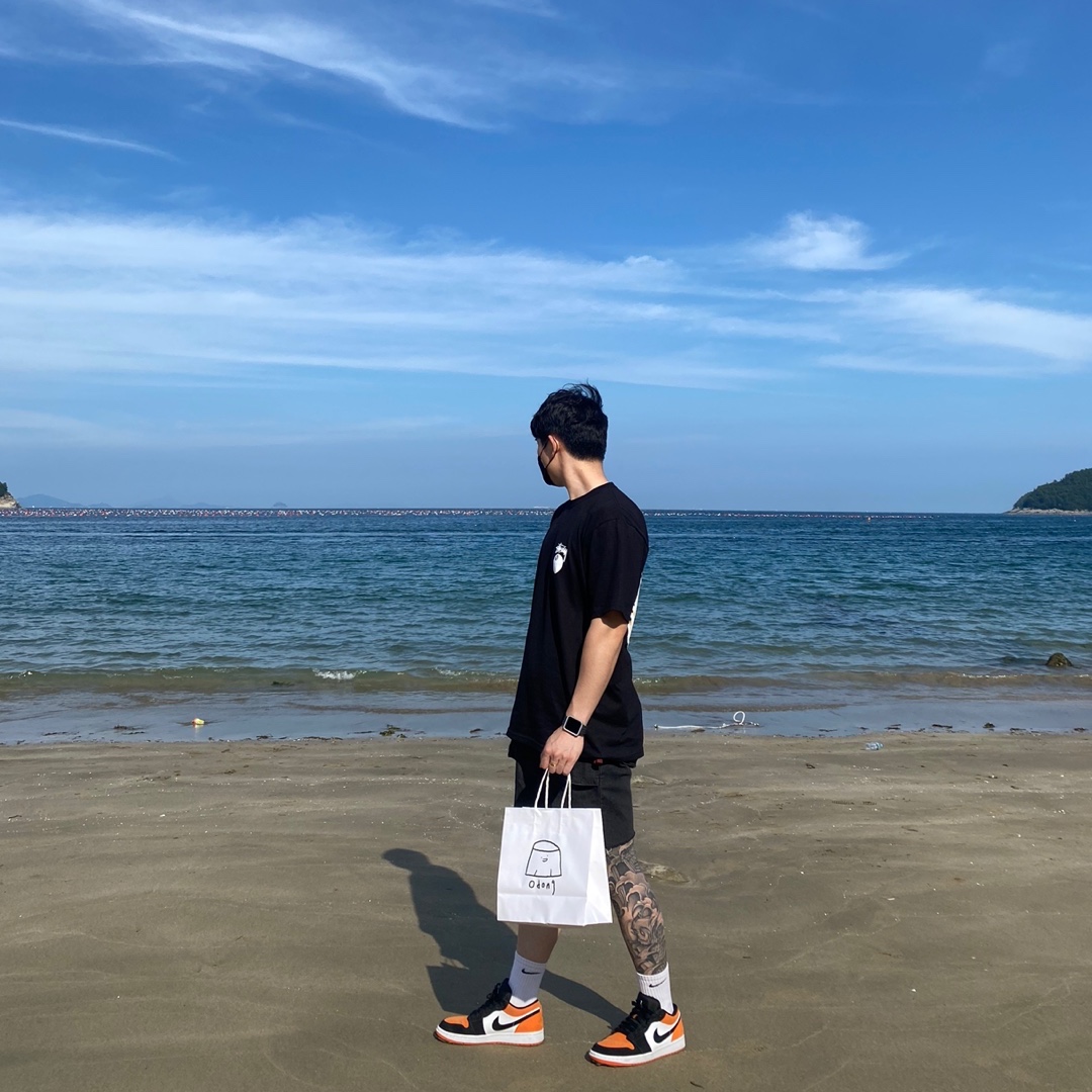 Stussy Billiards T-Shirt Black, Jordan 1 Low Shattered Backboard 착용 스타일