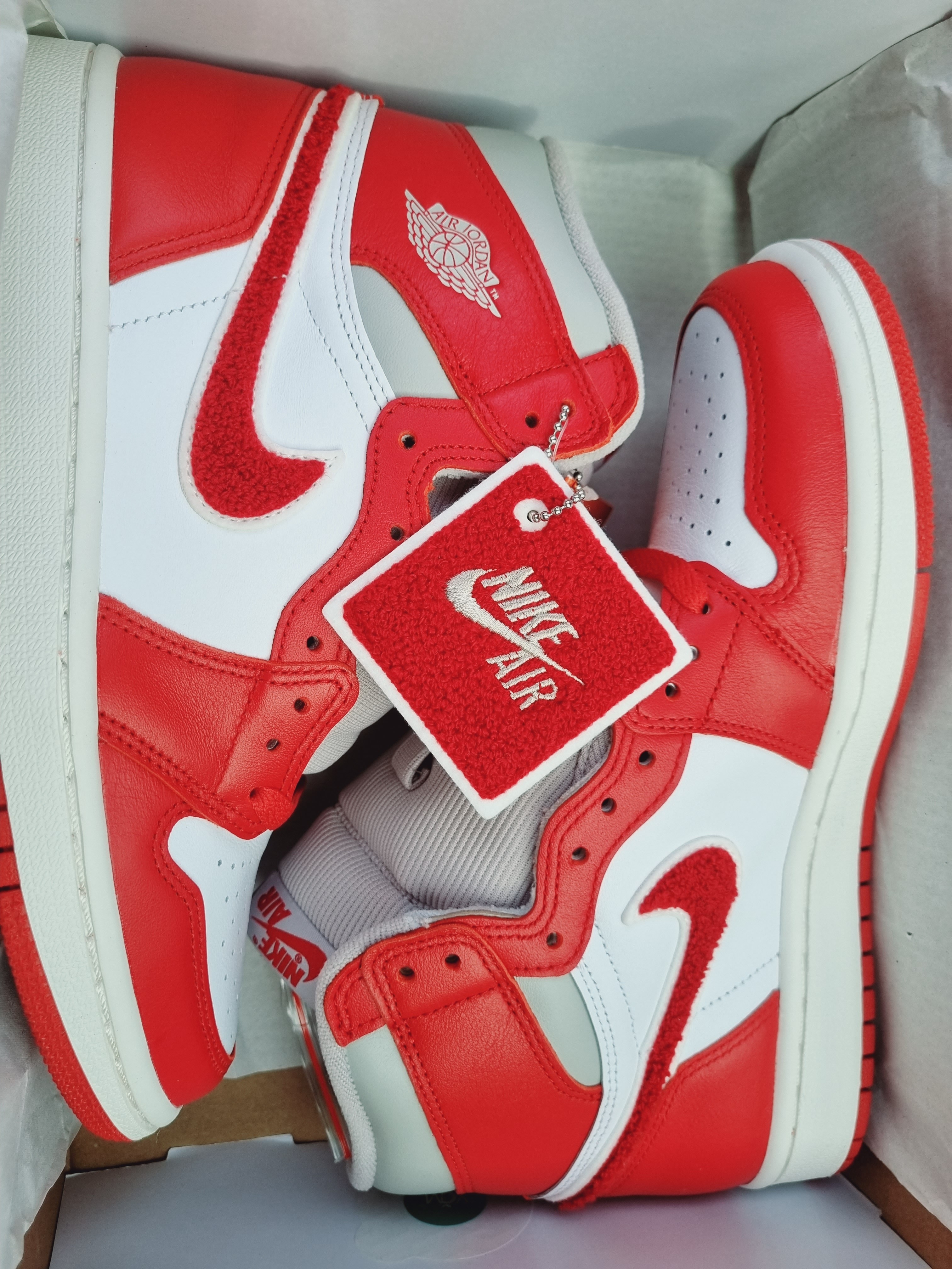 (W) Jordan 1 Retro High OG Varsity Red 착용 스타일 - 5