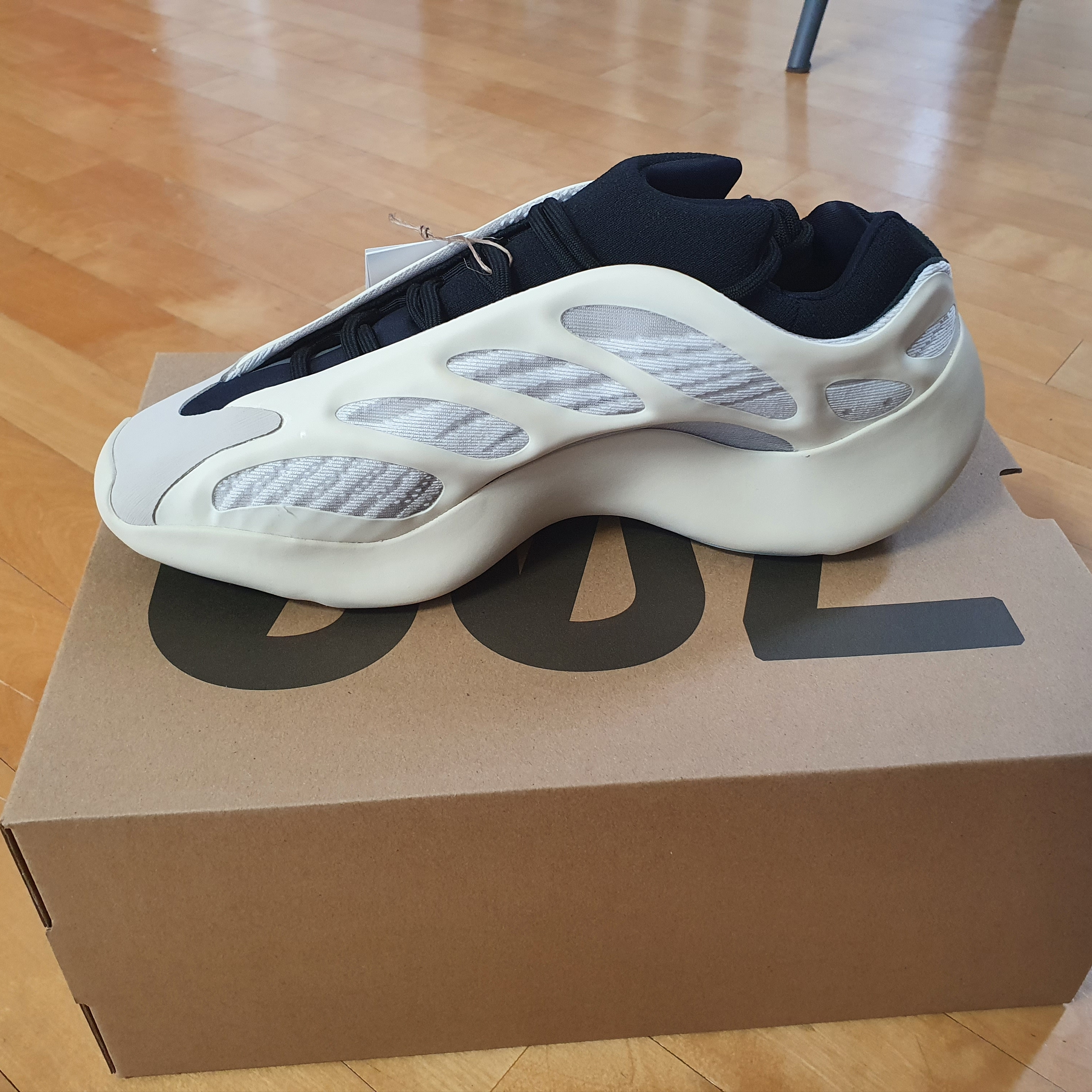Adidas Yeezy 700 V3 Azael 2022/2023 착용 스타일