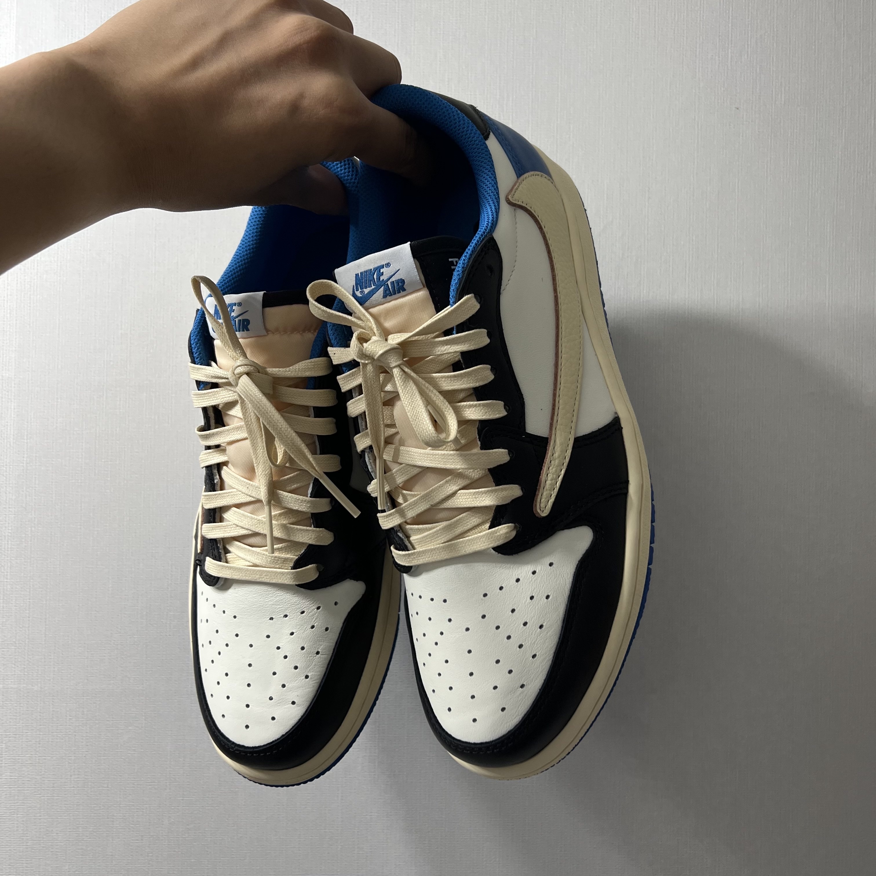 Jordan 1 x Travis Scott x Fragment Retro Low OG SP Military Blue 착용 스타일 - 3