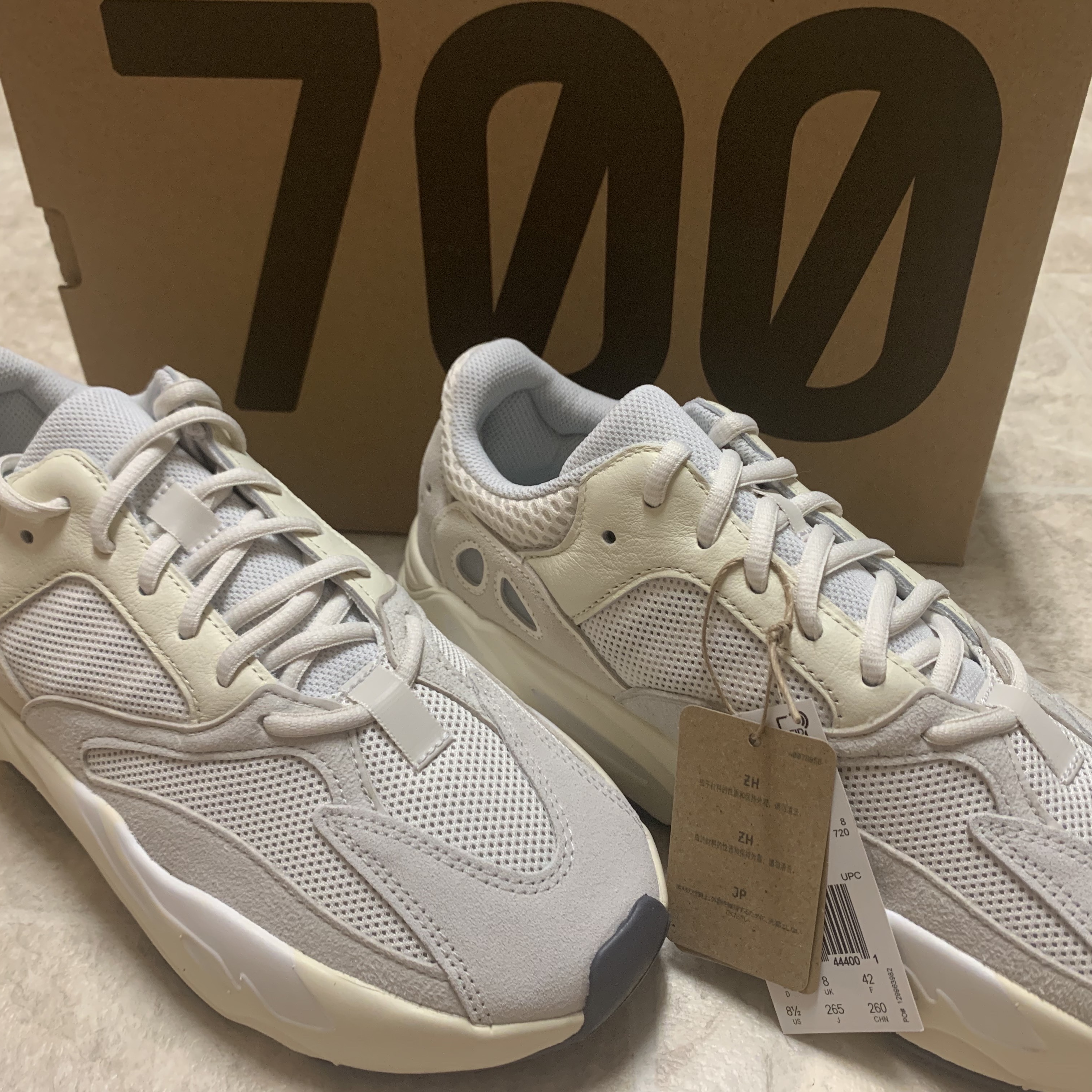 Adidas Yeezy Boost 700 Analog 2022/2023 착용 스타일
