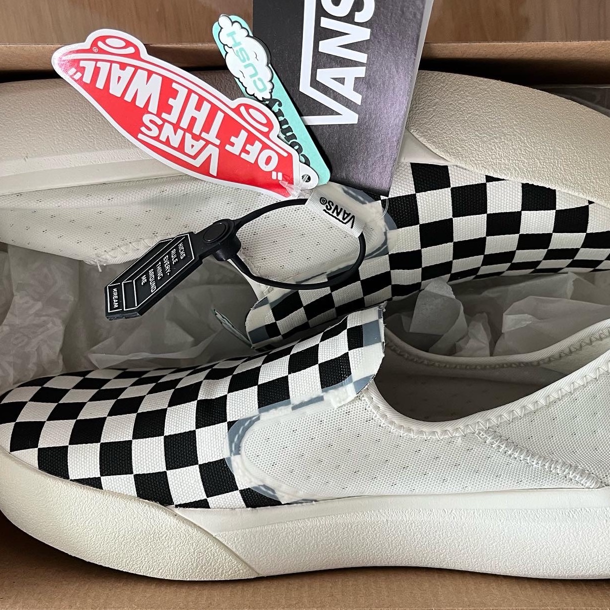 Adidas Adimatic Green, Vans Checkerboard Comfycush One Marshmallow 착용 스타일 - 2